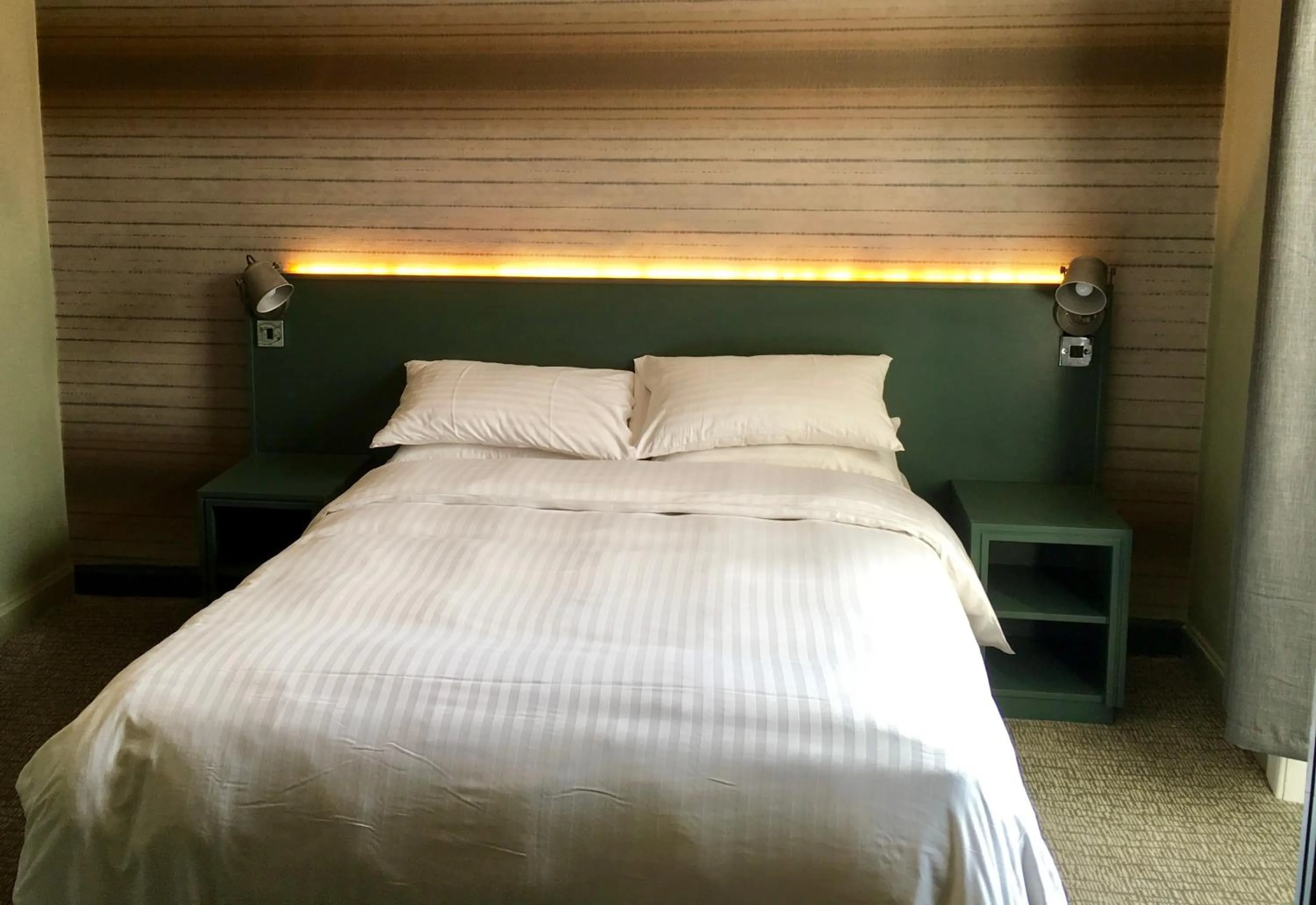 Bedroom, Bed in Kings Arms Hotel