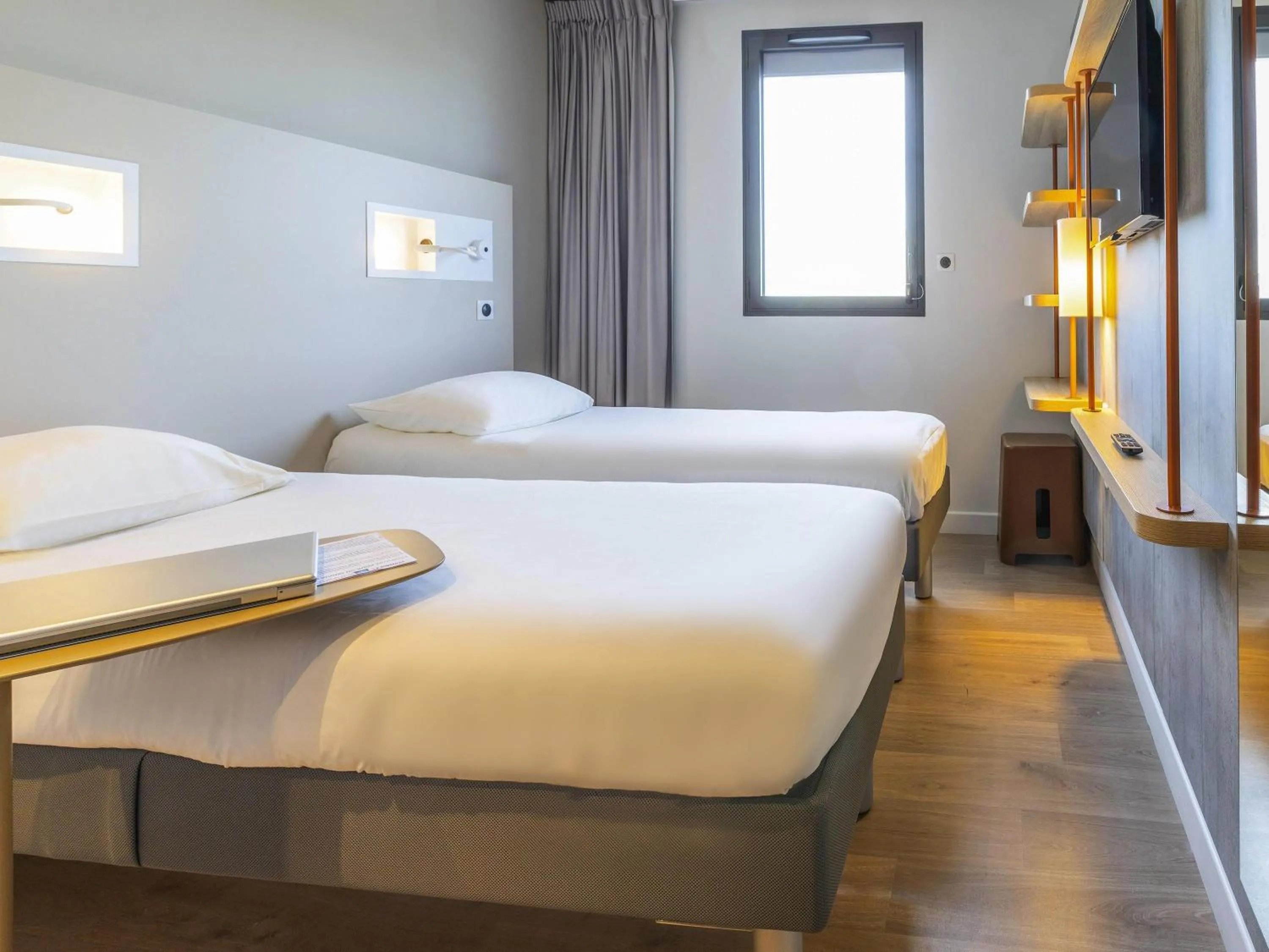 Bedroom, Bed in ibis budget Saint-Étienne Centre Gare Châteaucreux