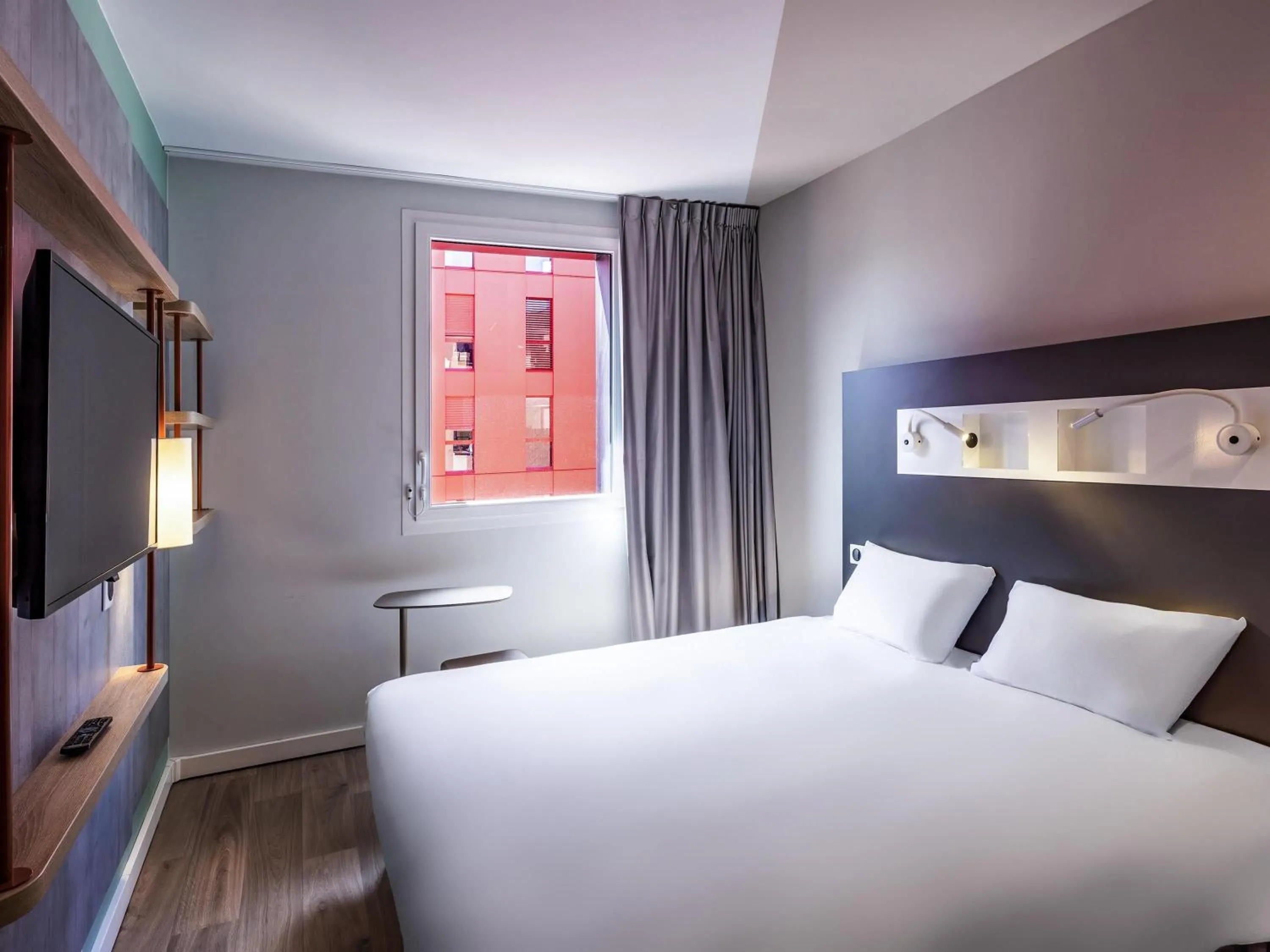 Bedroom, Bed in ibis budget Saint-Étienne Centre Gare Châteaucreux