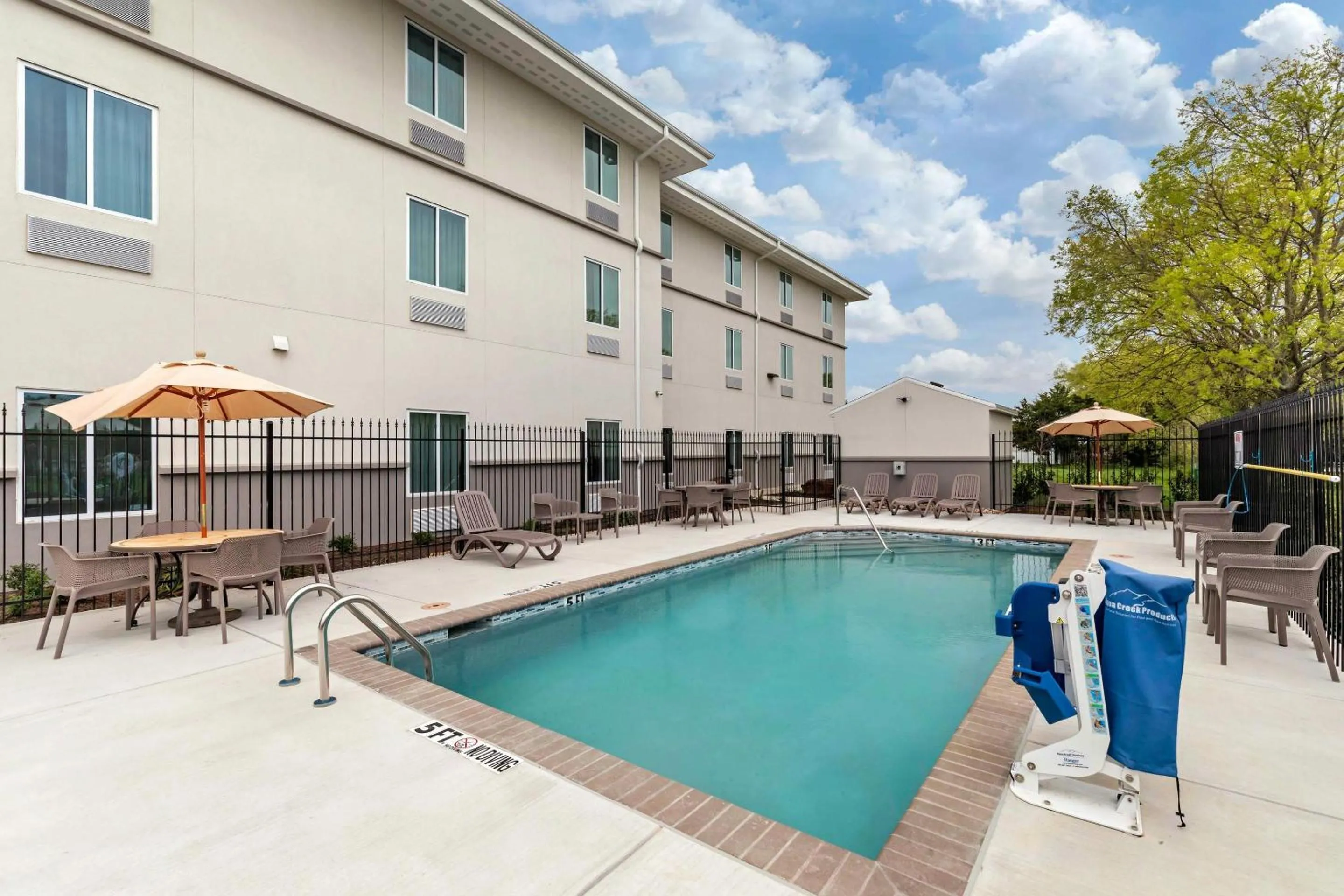 Swimming pool in Sleep Inn Lancaster Dallas South