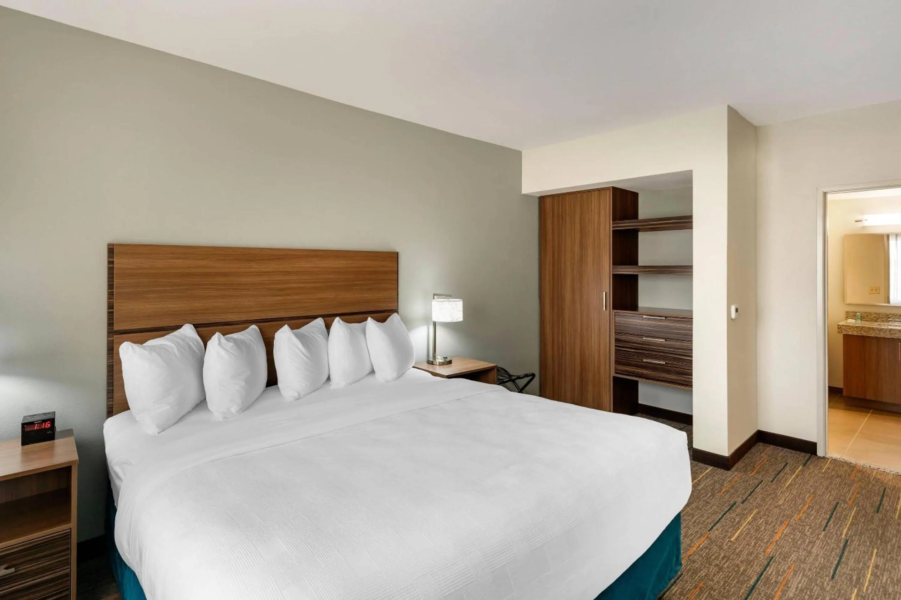 Bedroom, Bed in MainStay Suites Lancaster Dallas South