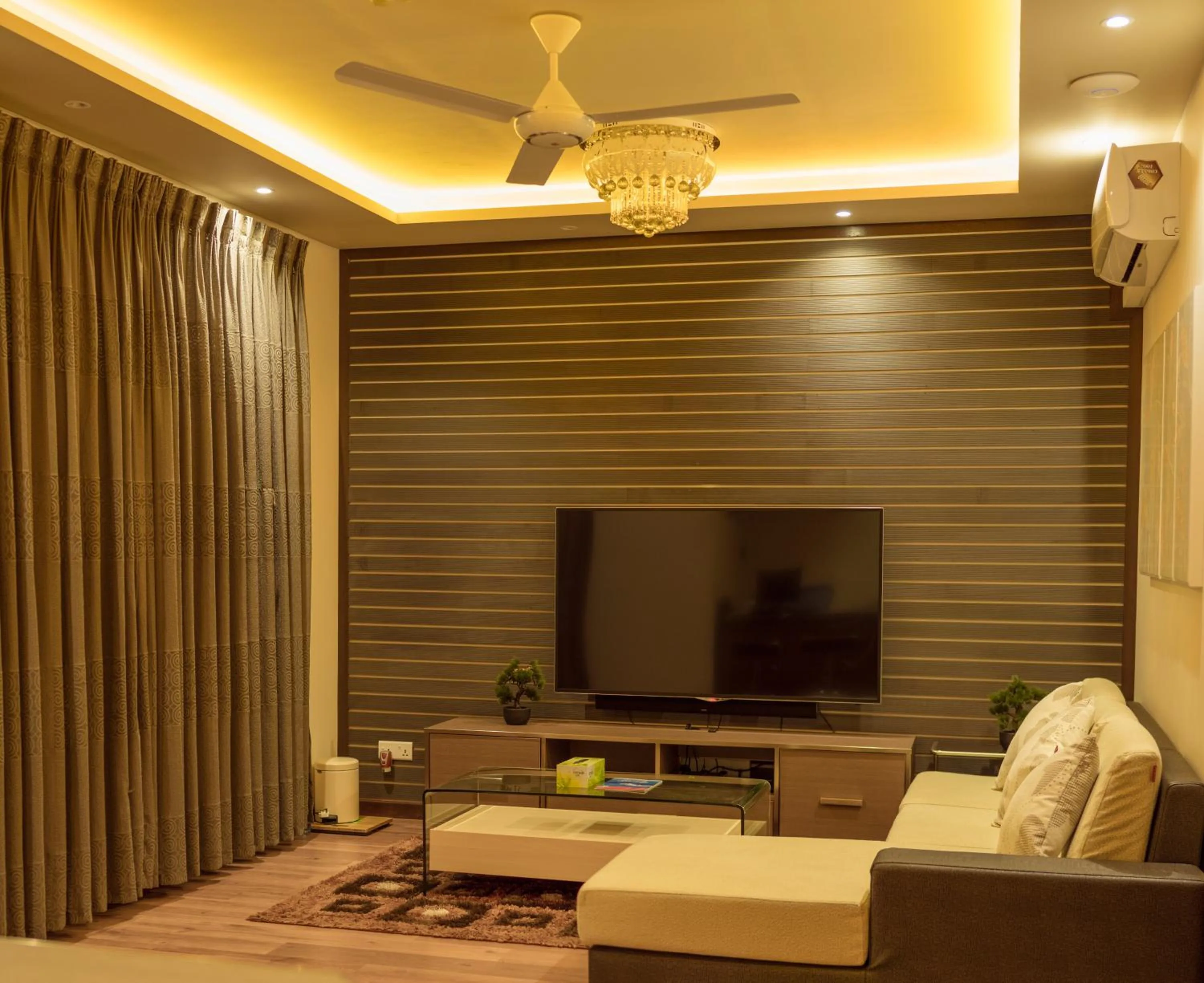 Communal lounge/ TV room in Isle Royal Inn