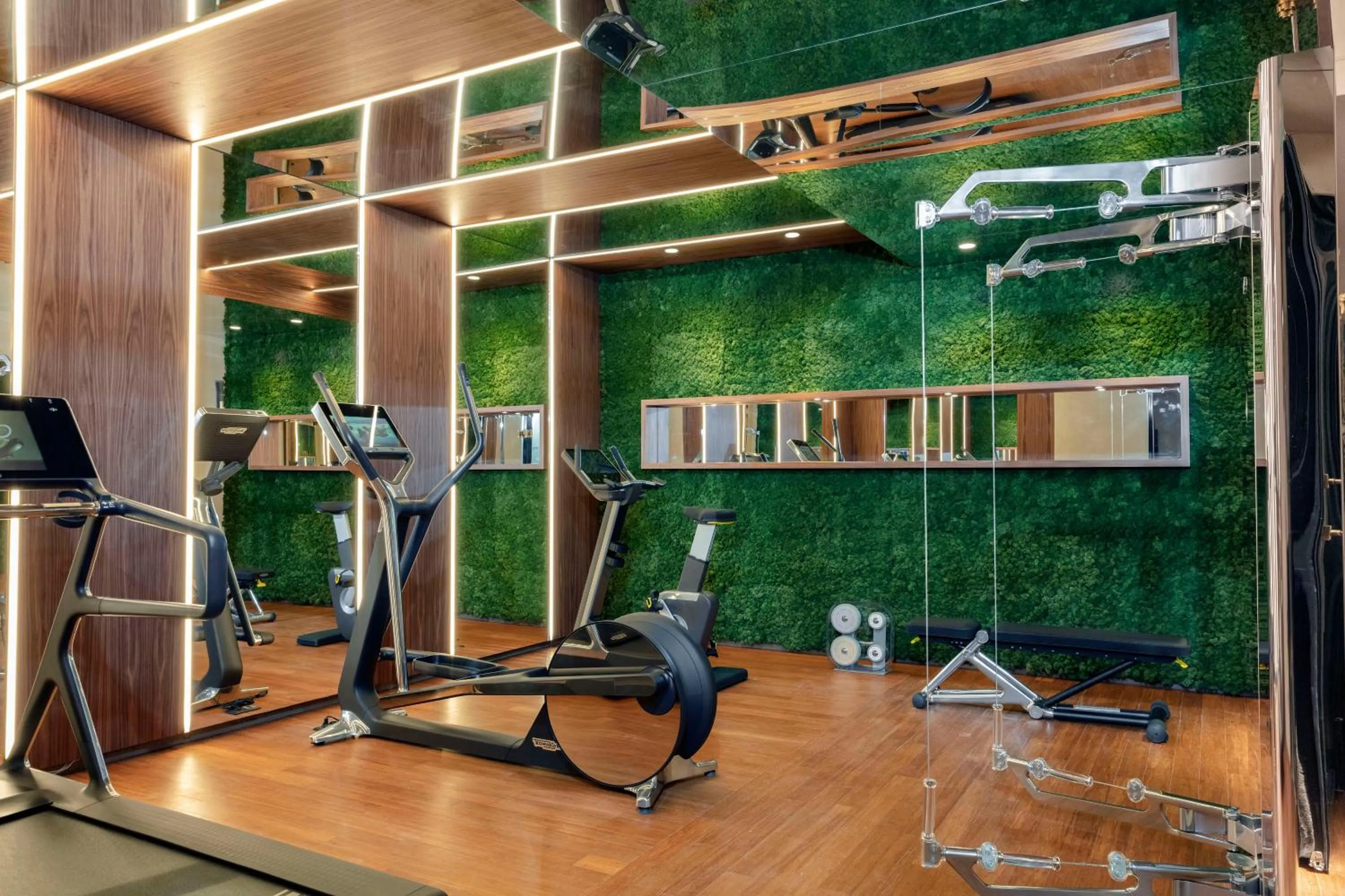 Fitness centre/facilities in Les Jardins du Faubourg Hotel & Spa by Shiseido