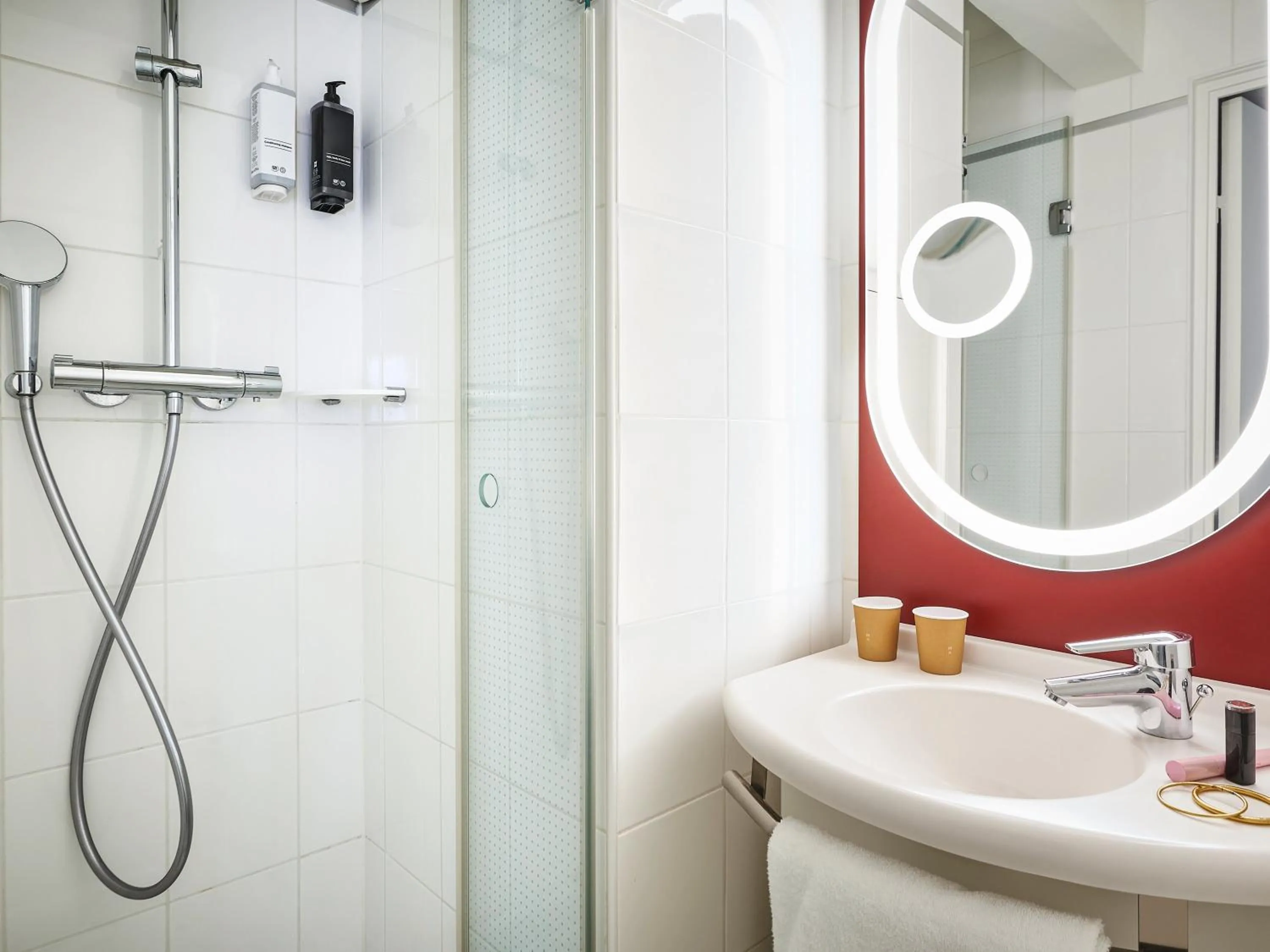 Shower in ibis Paris Avenue d'Italie 13ème