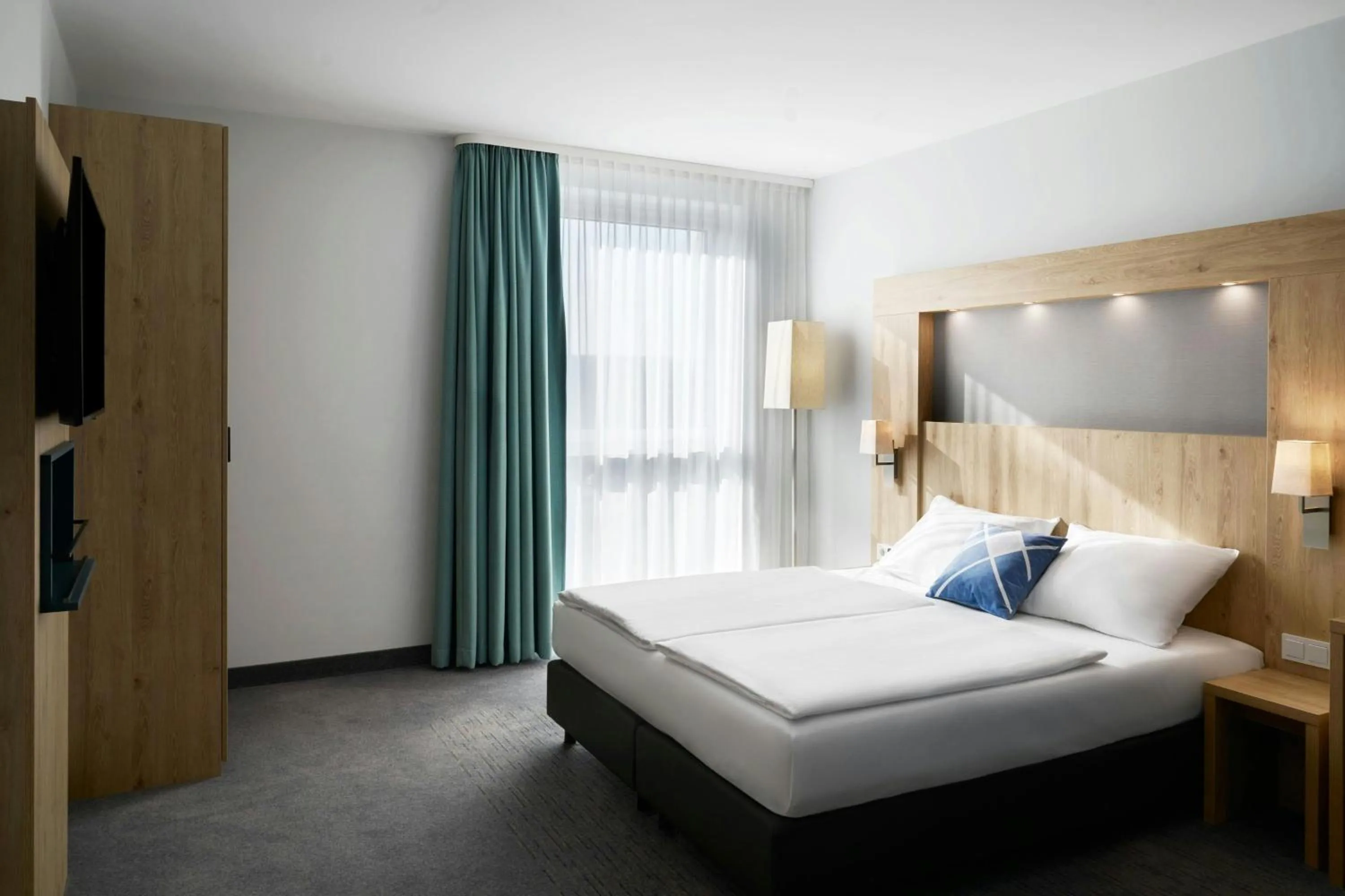 Photo of the whole room, Bed in Four Points Flex by Sheraton Bochum