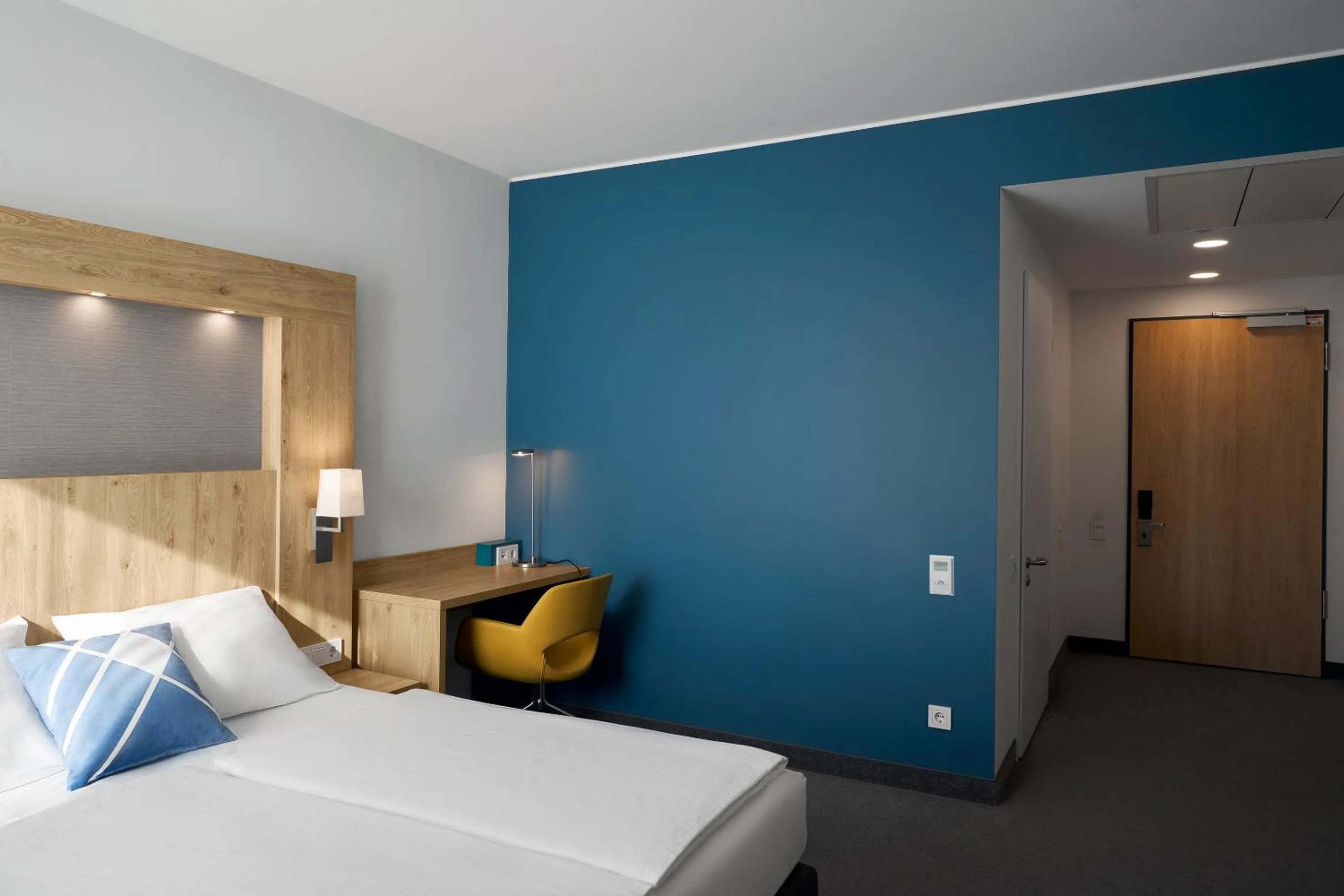 Photo of the whole room, Bed in Four Points Flex by Sheraton Bochum