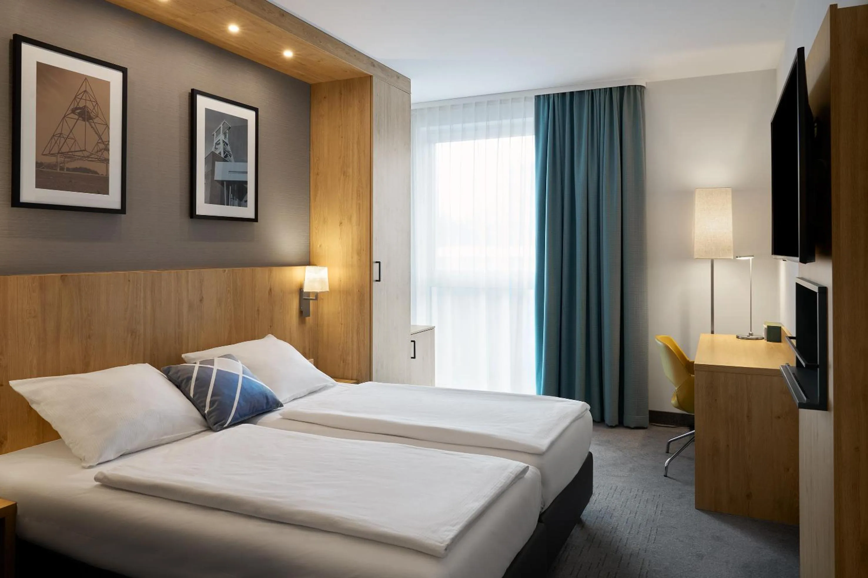 Photo of the whole room, Bed in Four Points Flex by Sheraton Bochum