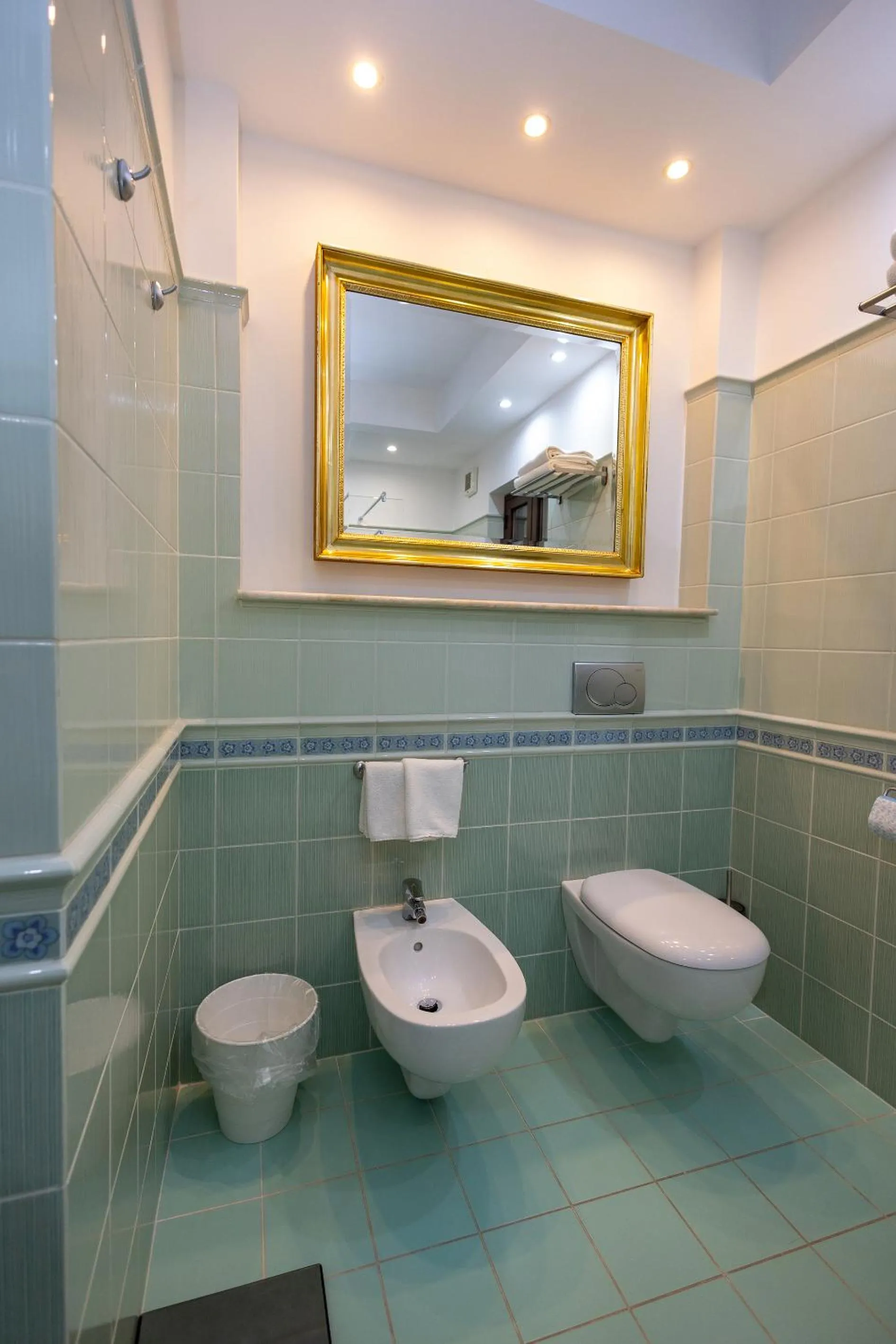 Toilet in Marty Luxury B&B