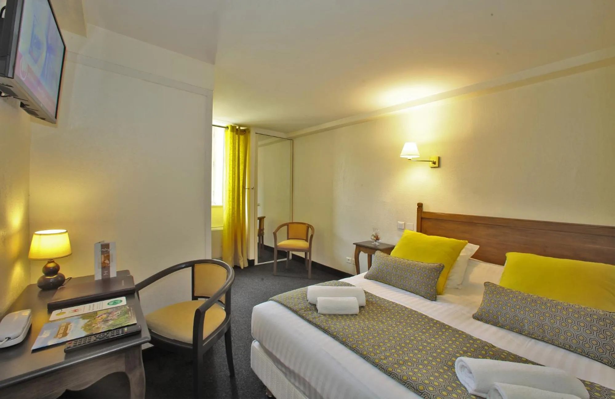 Bed in Hôtel Le Madrigal