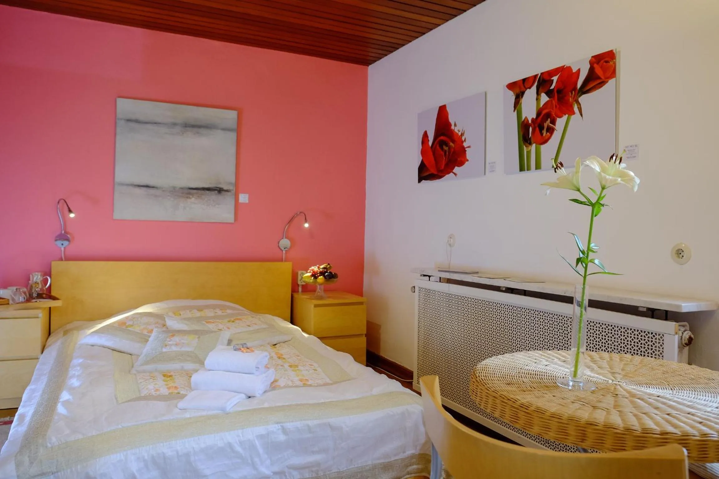 Bedroom, Bed in Rhein River Guesthouse - direkt am Rhein