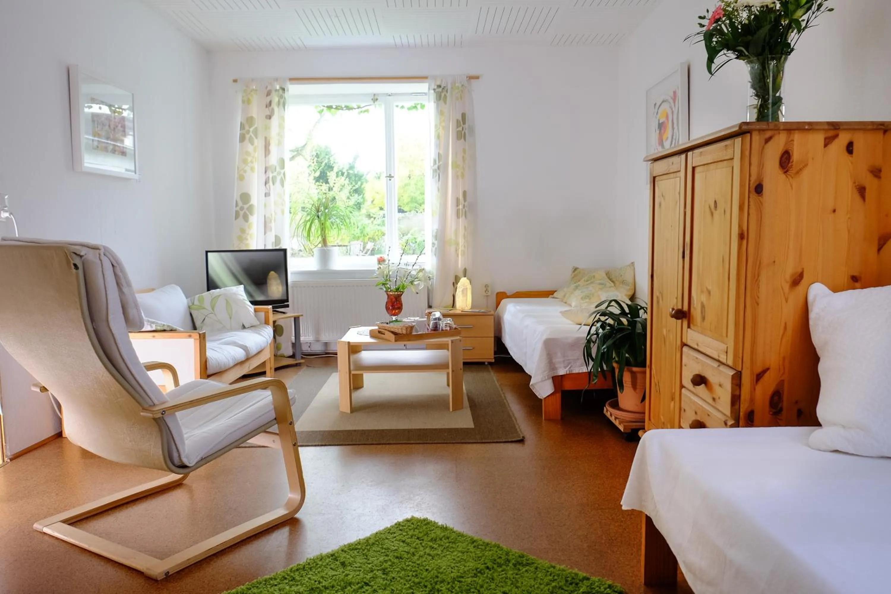 Photo of the whole room, Bed in Rhein River Guesthouse - direkt am Rhein