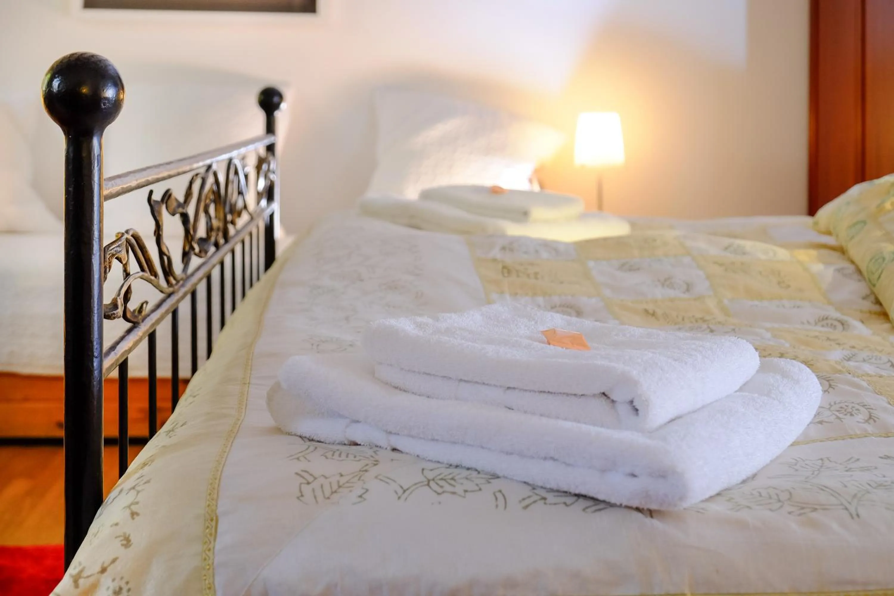 Photo of the whole room, Bed in Rhein River Guesthouse - direkt am Rhein