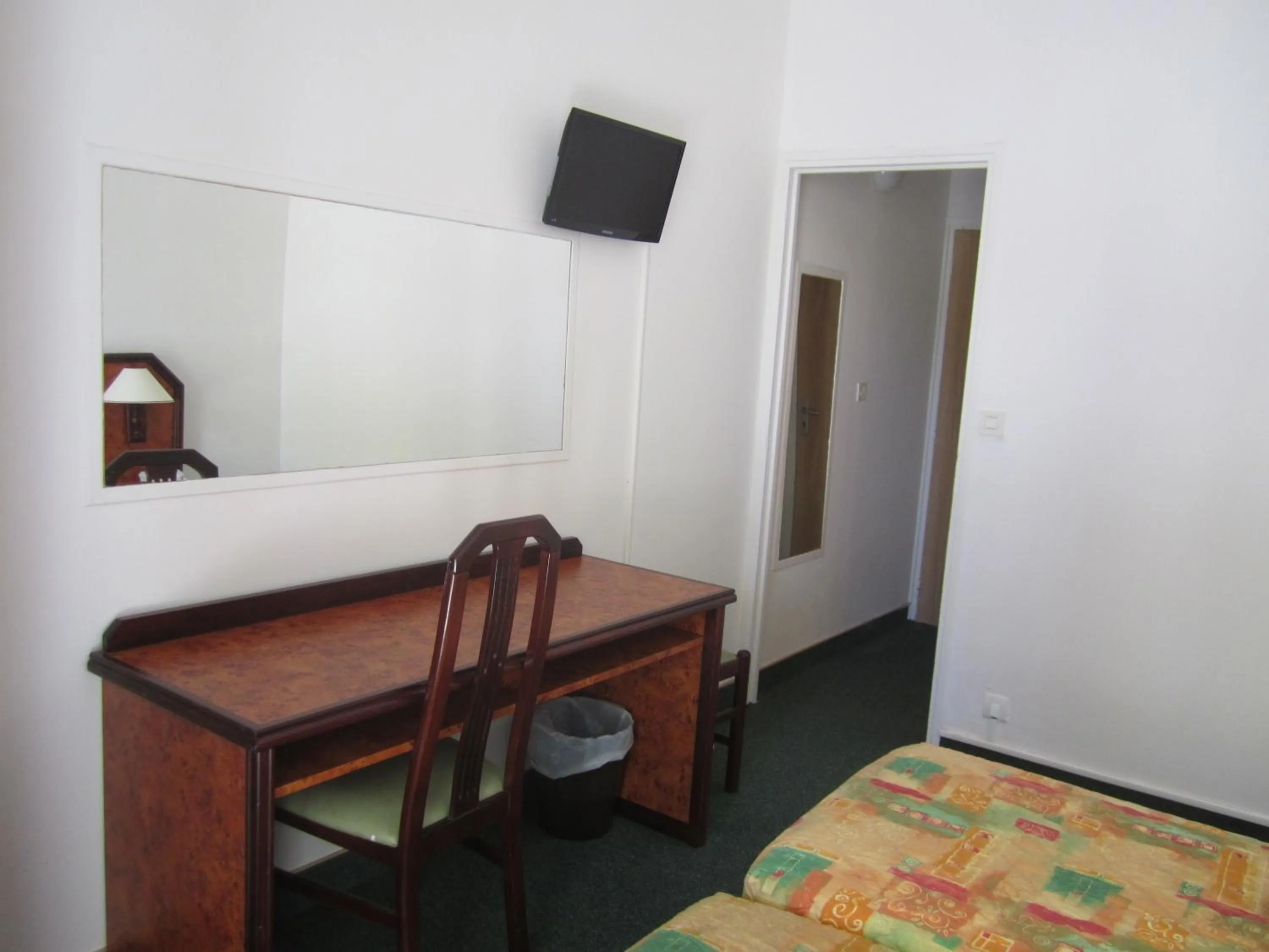 Seating area, Bed in Hotel Madame Mere