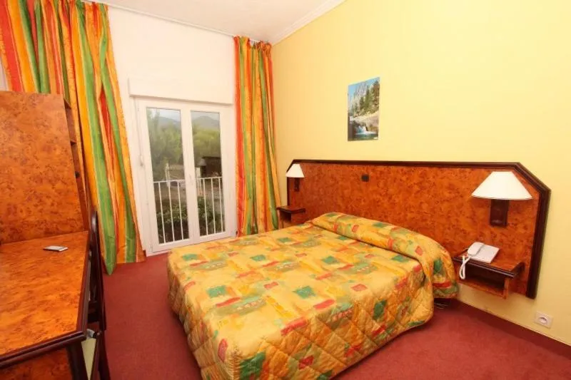 Bedroom, Bed in Hotel Madame Mere