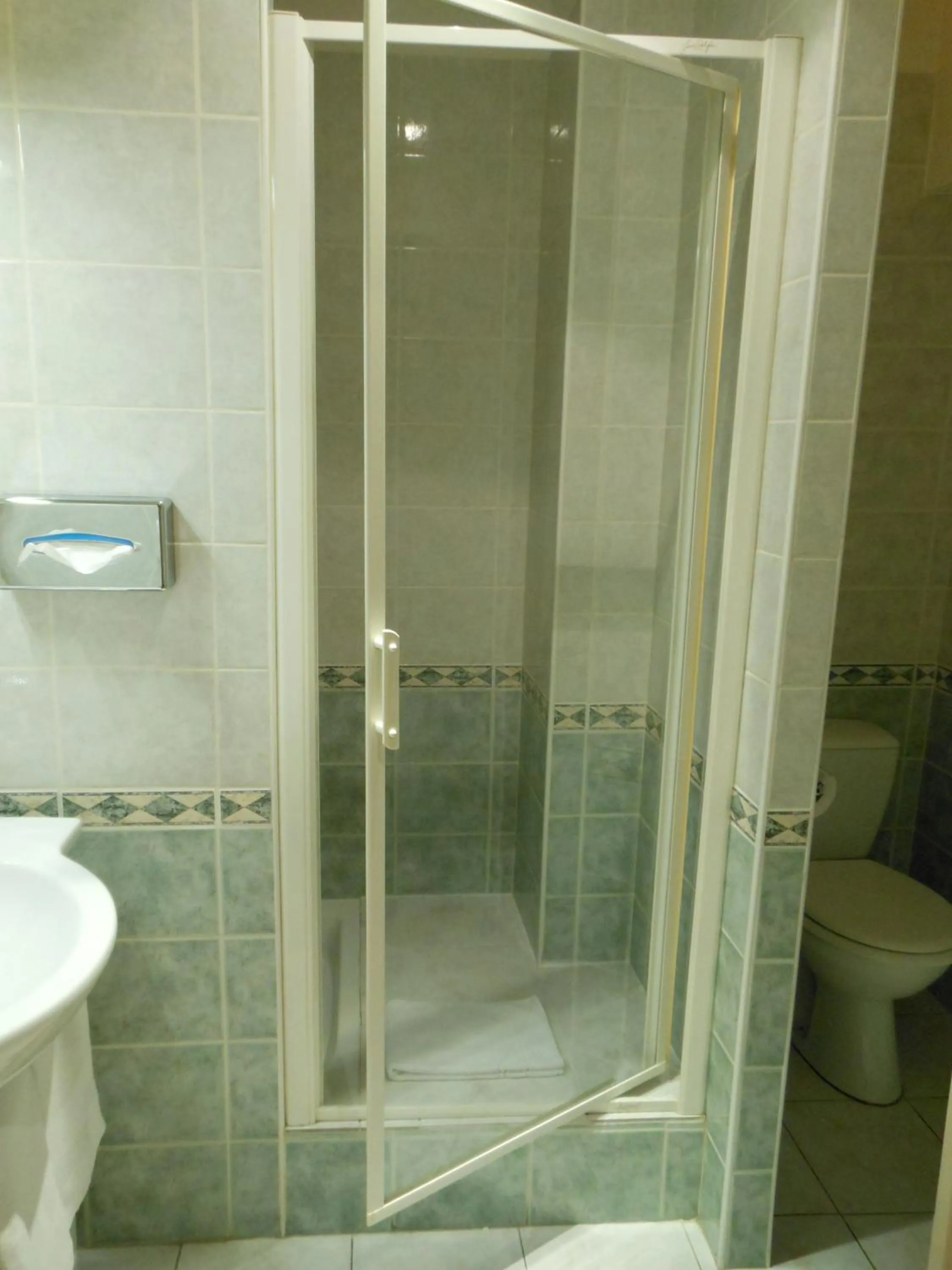 Bathroom in Logis - Hôtel Restaurant l'Ecu de France