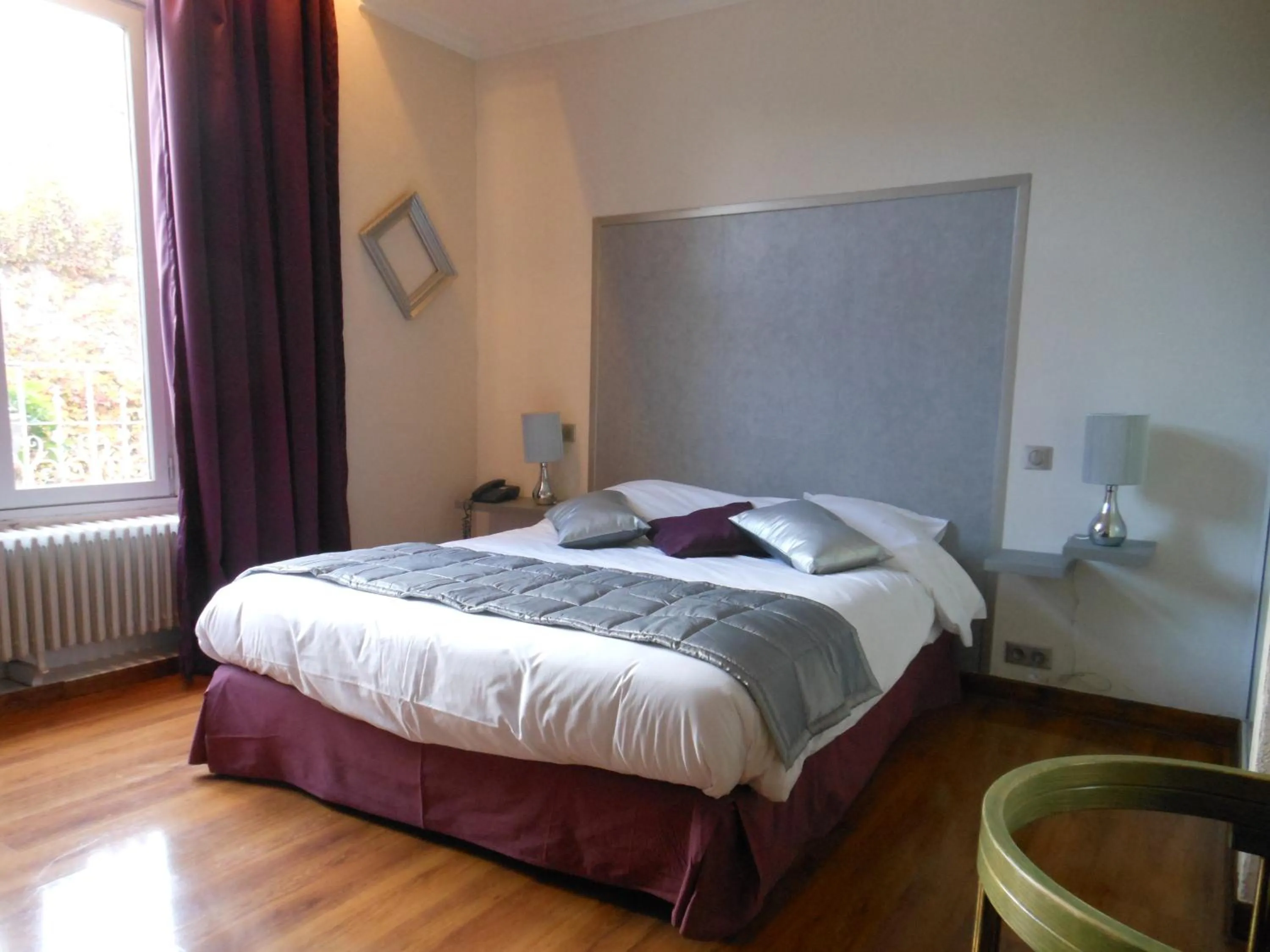 Photo of the whole room, Bed in Logis - Hôtel Restaurant l'Ecu de France