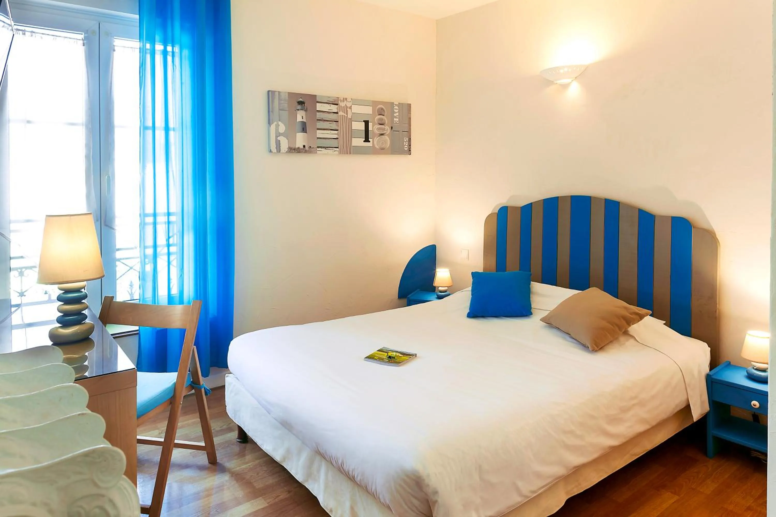 Day, Bed in Logis - Hôtel Restaurant l'Ecu de France