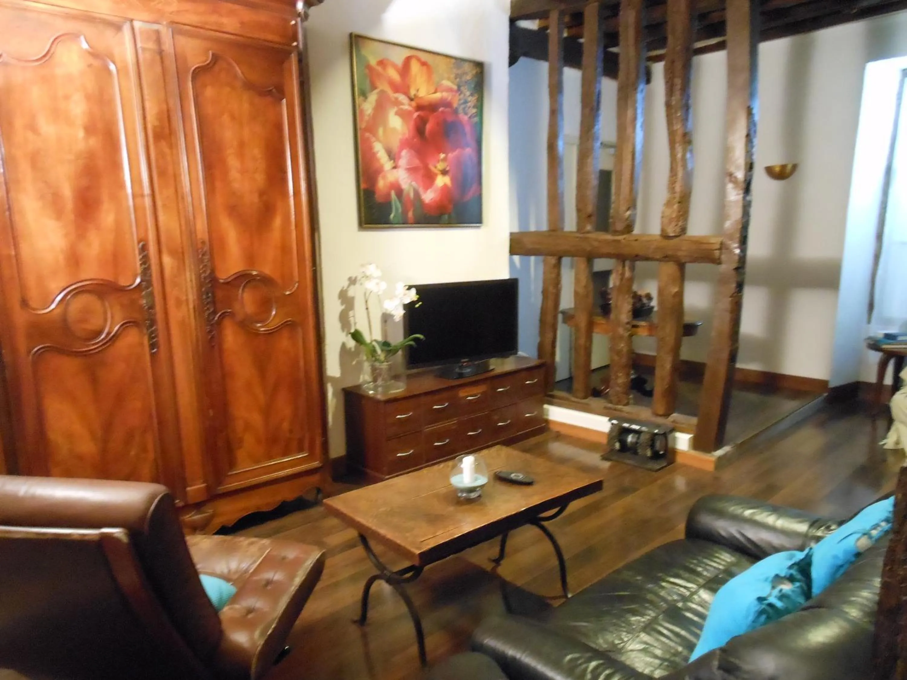 Lounge or bar in Logis - Hôtel Restaurant l'Ecu de France