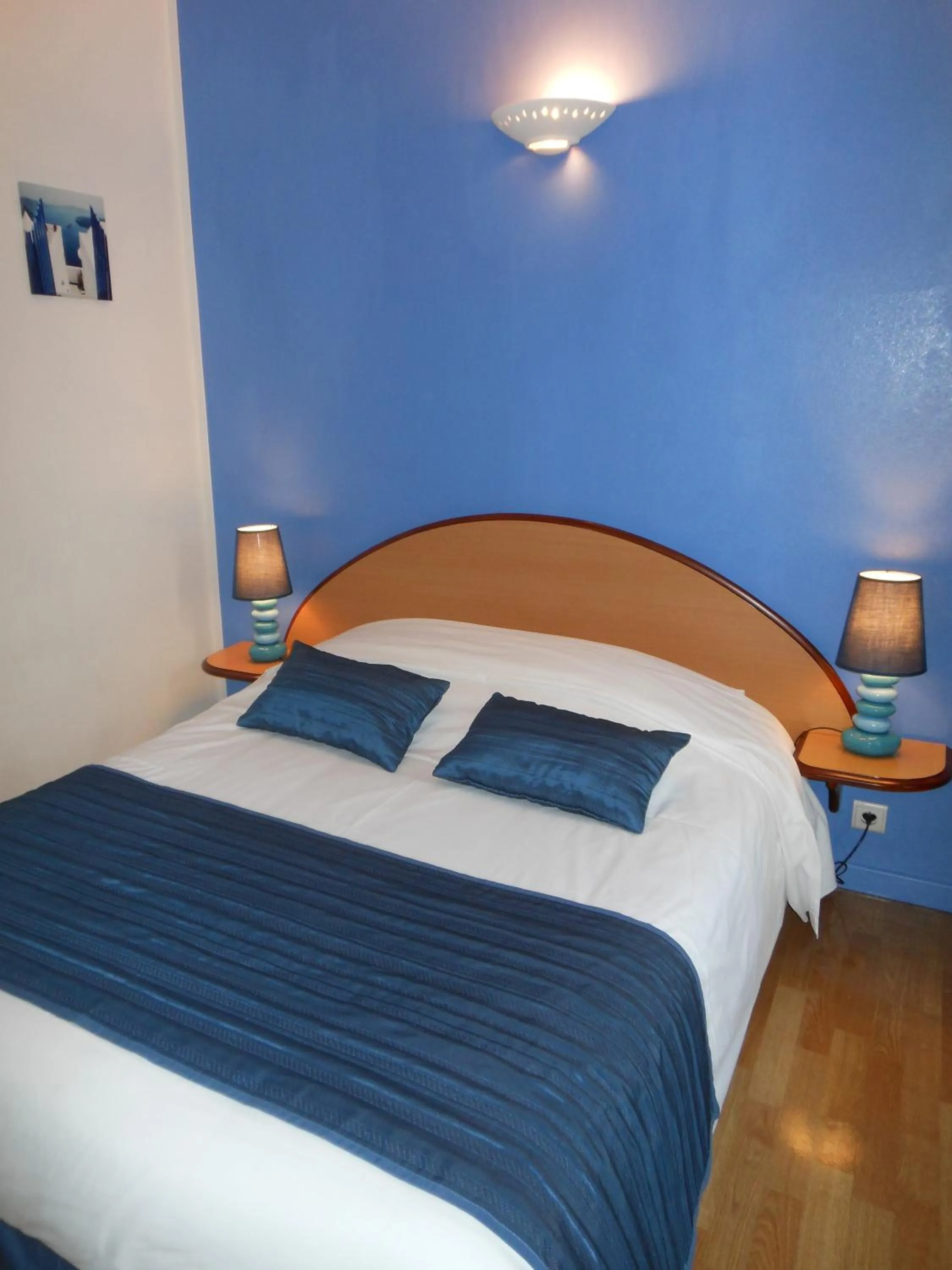 Bed in Logis - Hôtel Restaurant l'Ecu de France