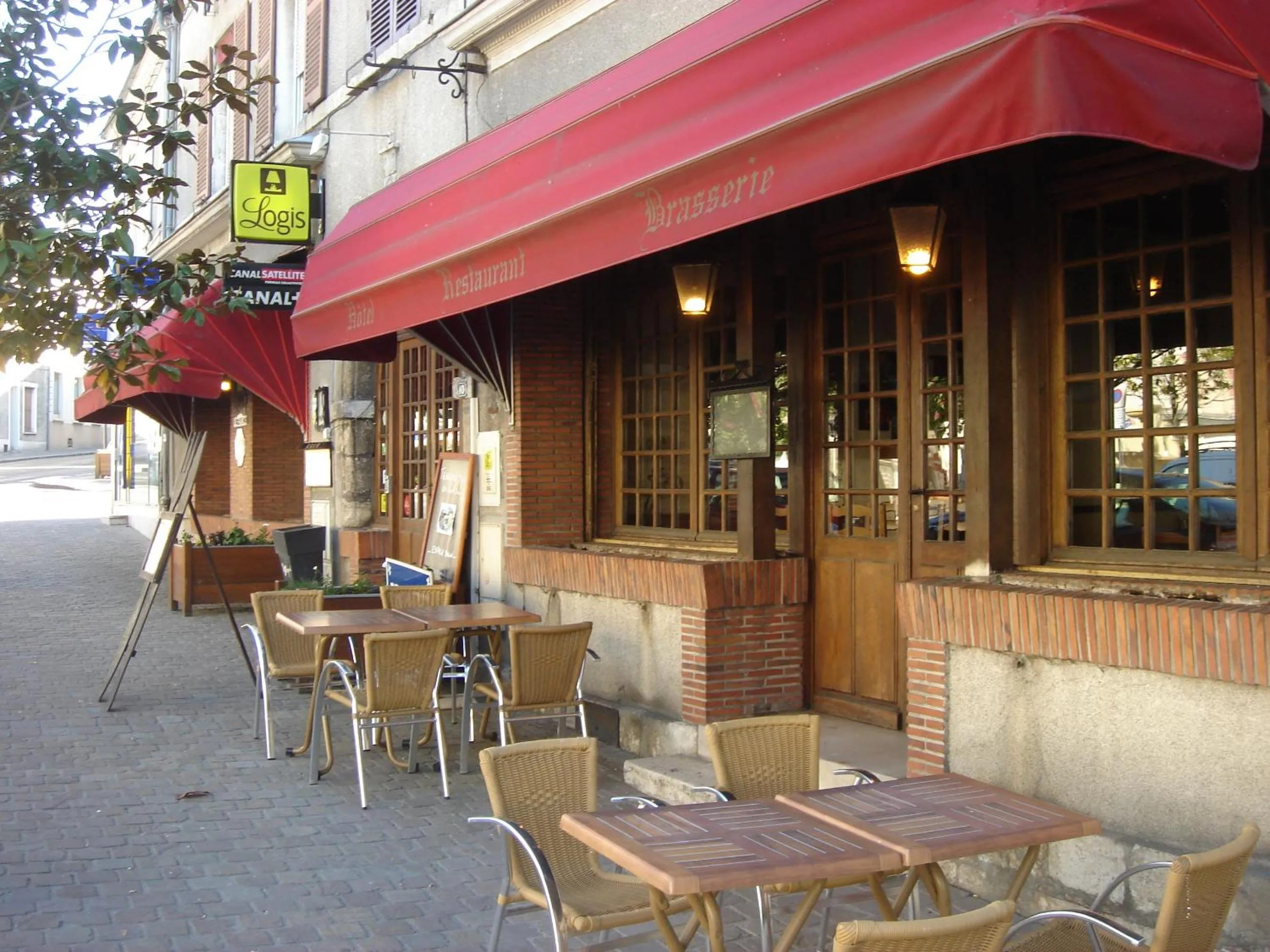 Facade/entrance in Logis - Hôtel Restaurant l'Ecu de France