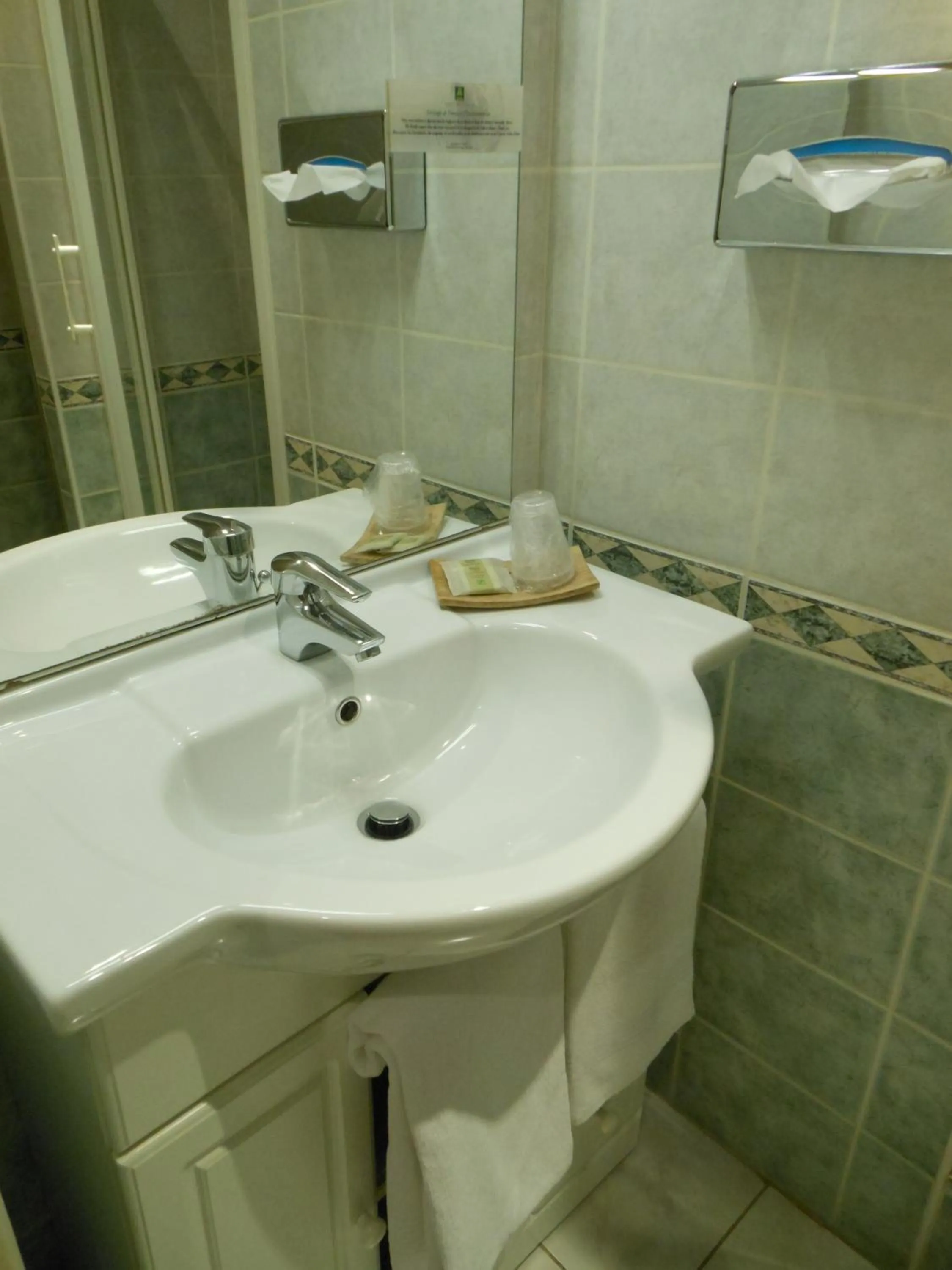 Bathroom in Logis - Hôtel Restaurant l'Ecu de France