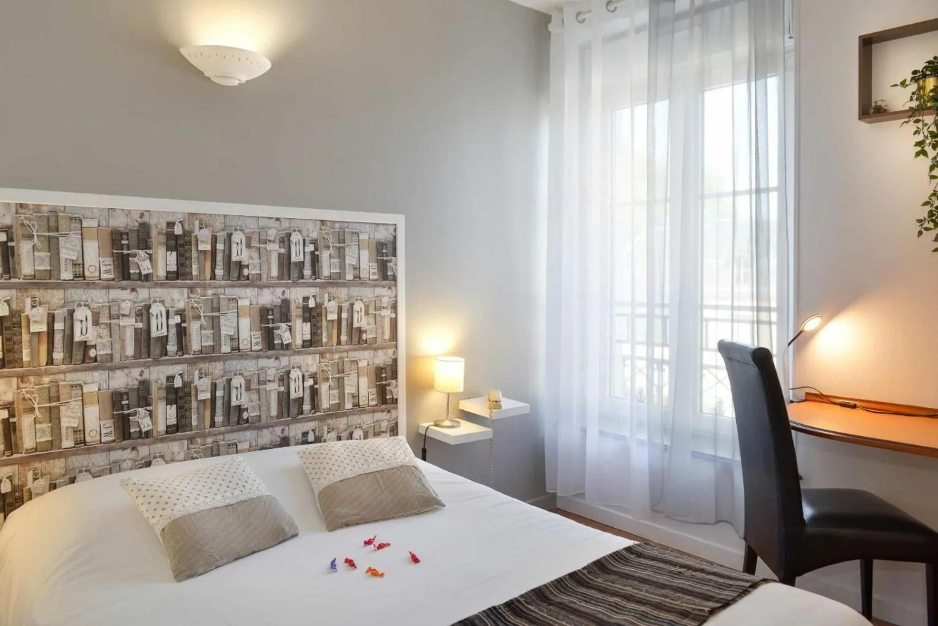 Bed in Logis - Hôtel Restaurant l'Ecu de France