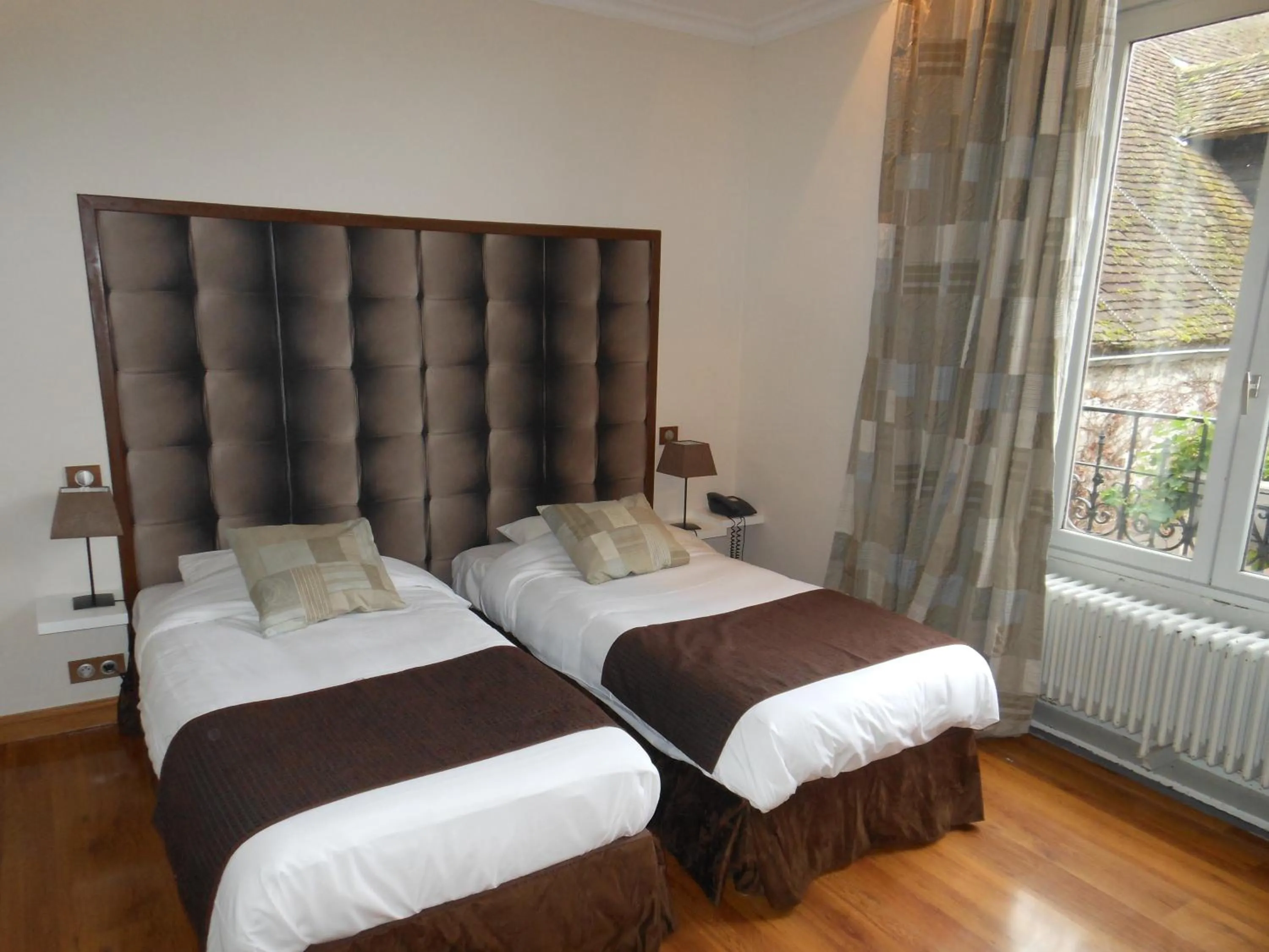 Photo of the whole room, Bed in Logis - Hôtel Restaurant l'Ecu de France