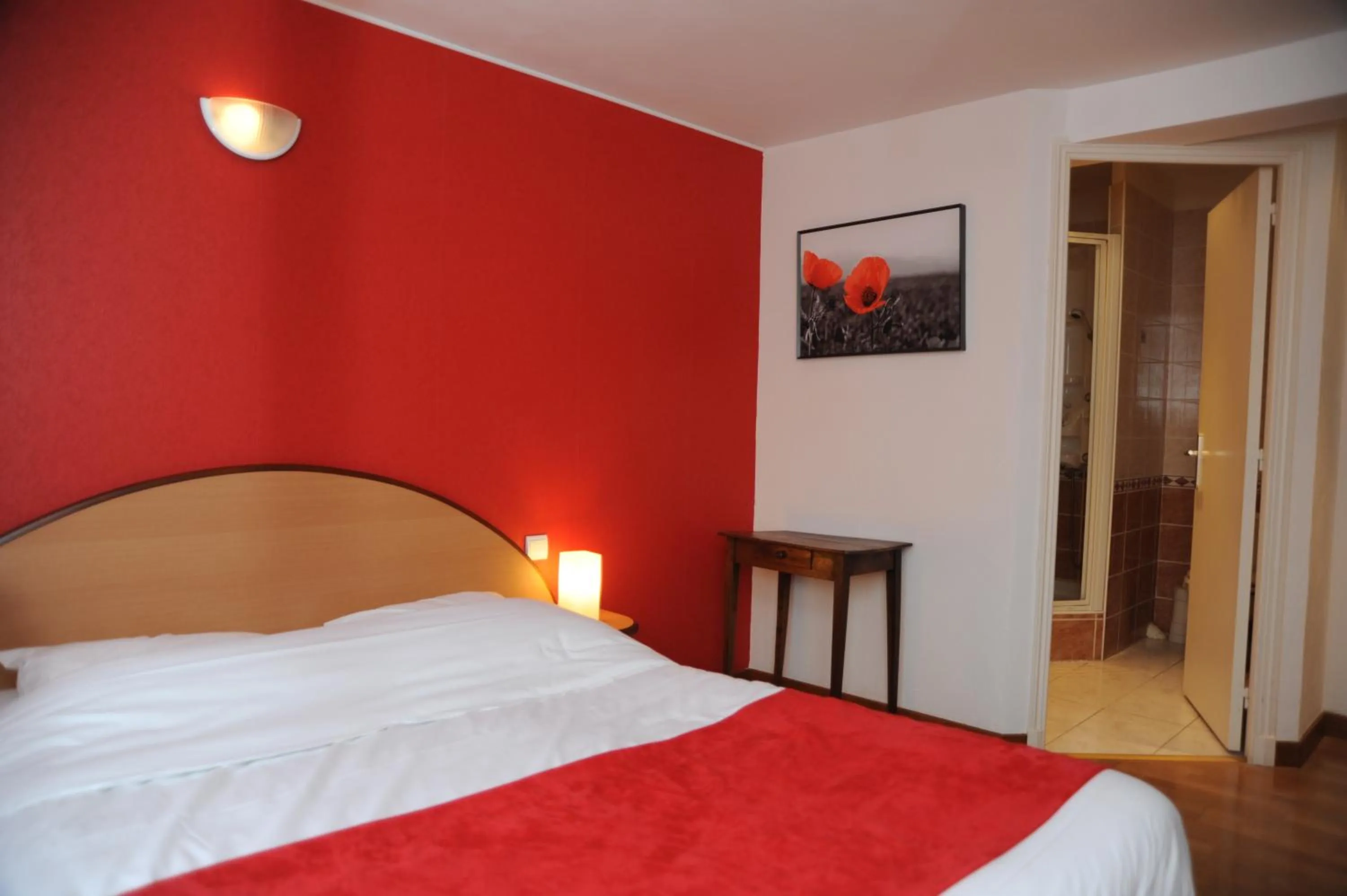 Photo of the whole room, Bed in Logis - Hôtel Restaurant l'Ecu de France