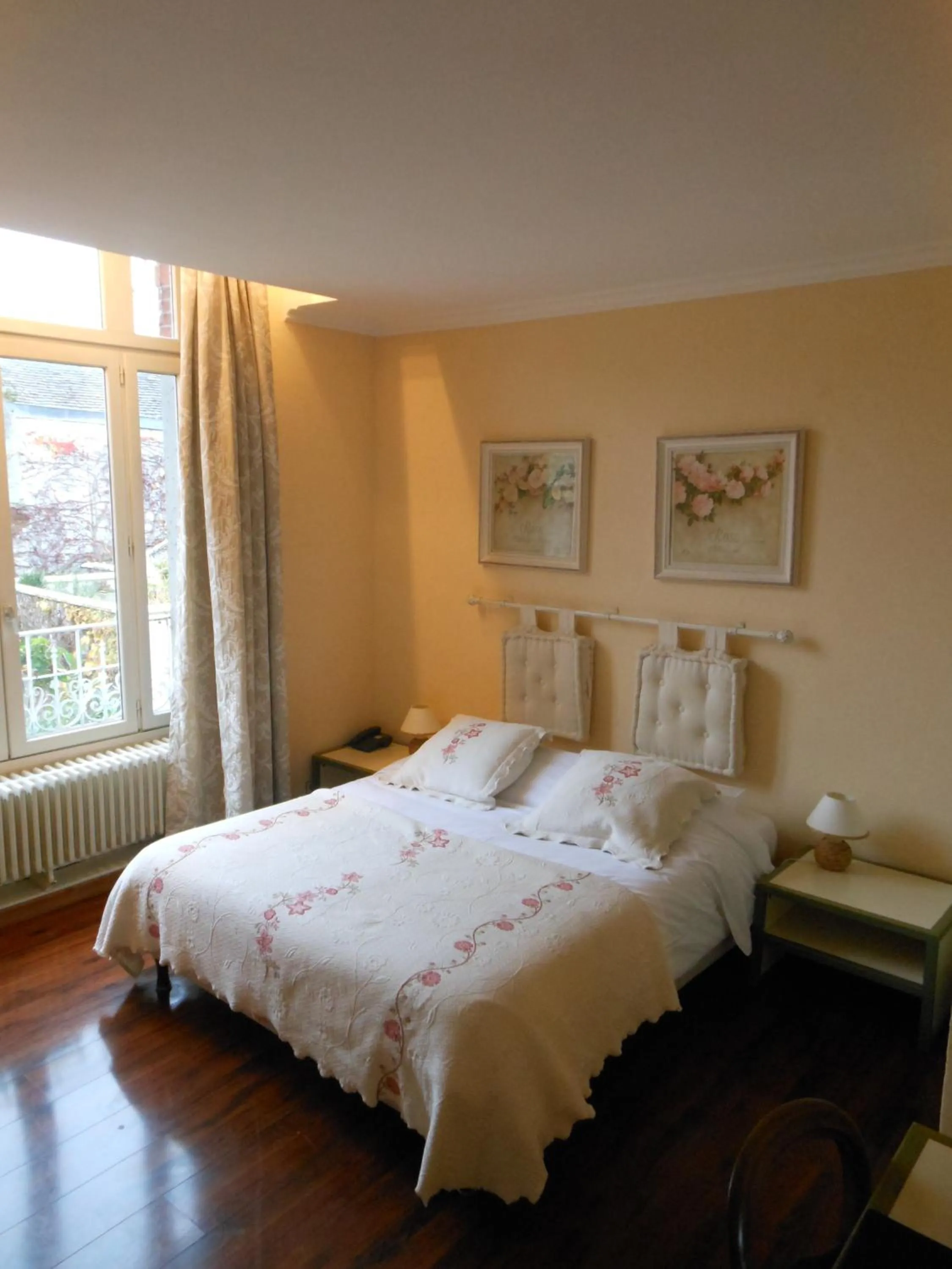 Photo of the whole room, Bed in Logis - Hôtel Restaurant l'Ecu de France