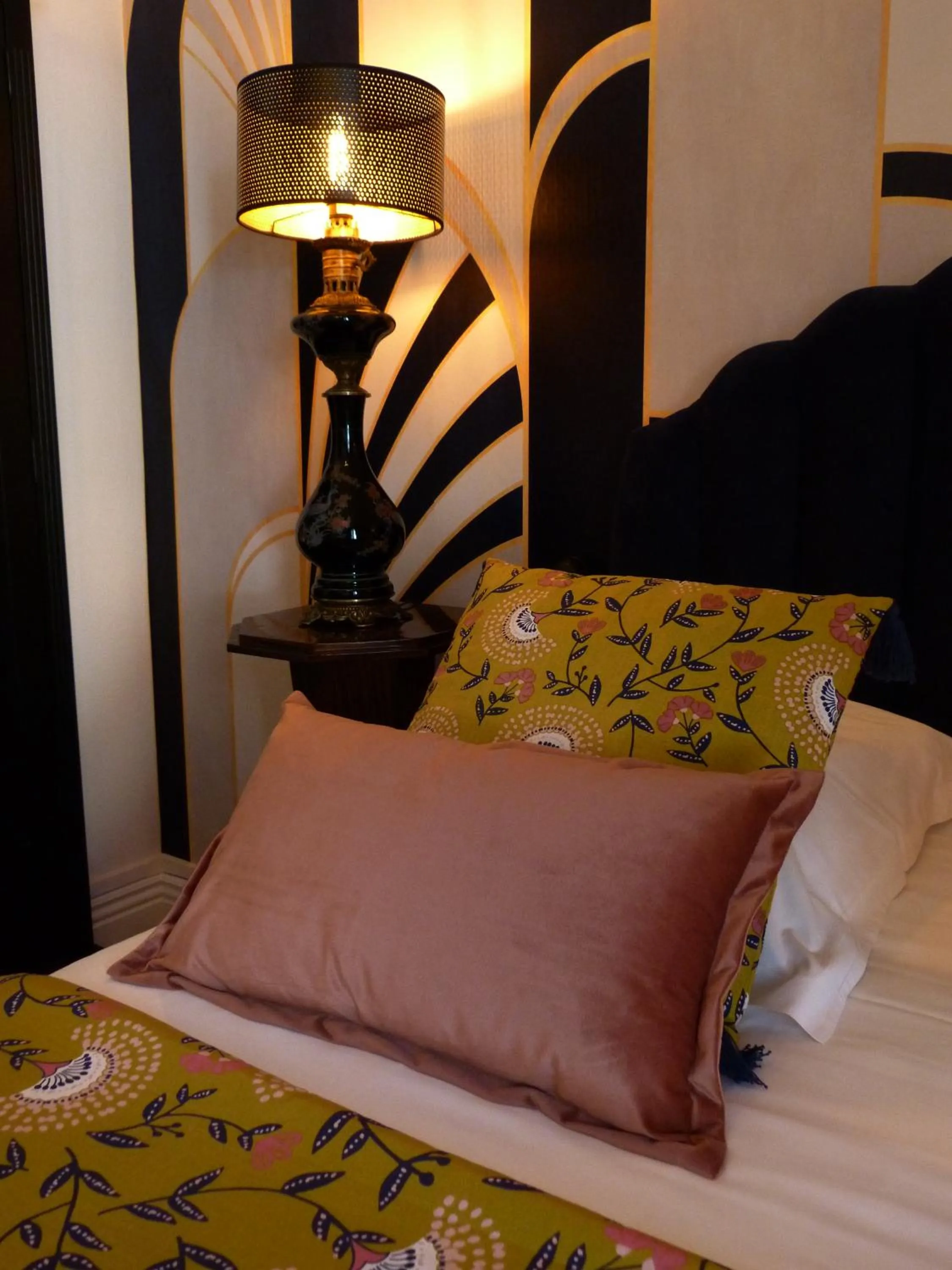 Bed in Hôtel Le Bretagne