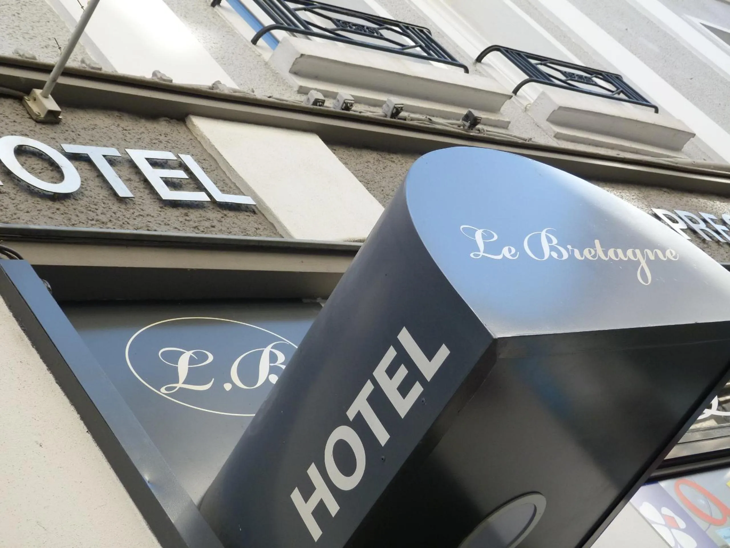 Property building in Hôtel Le Bretagne