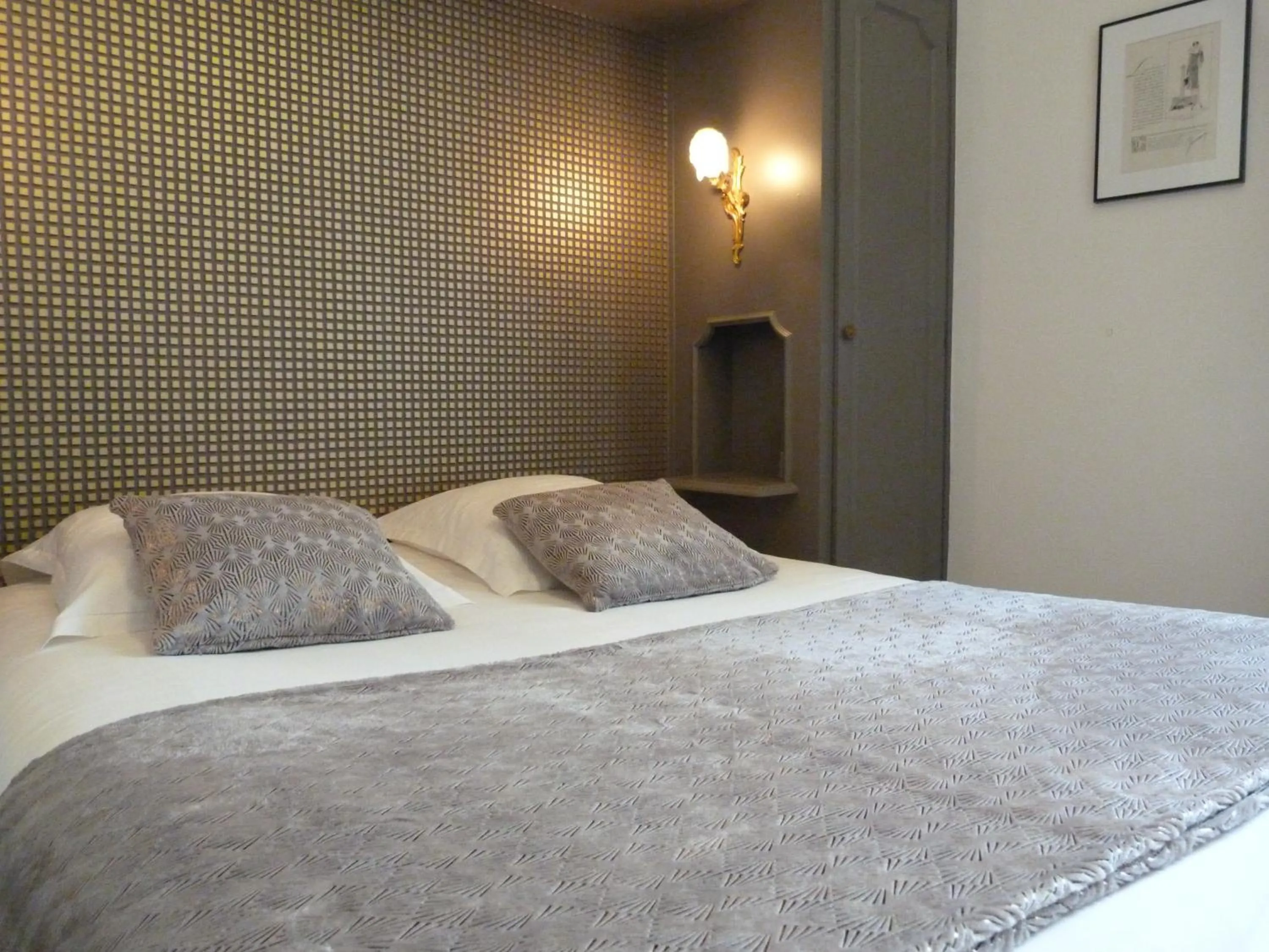 Decorative detail, Bed in Hôtel Le Bretagne