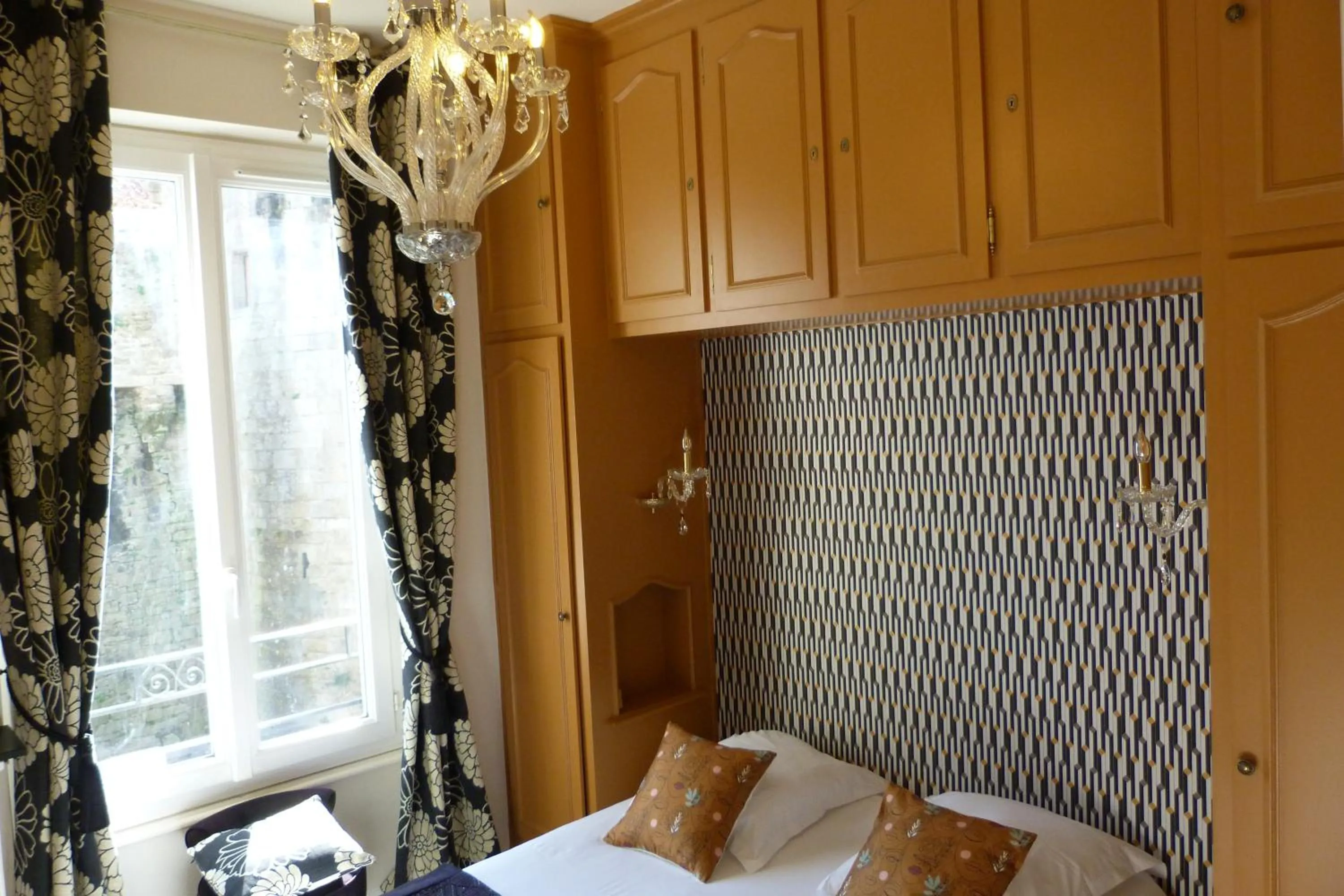 Bed in Hôtel Le Bretagne