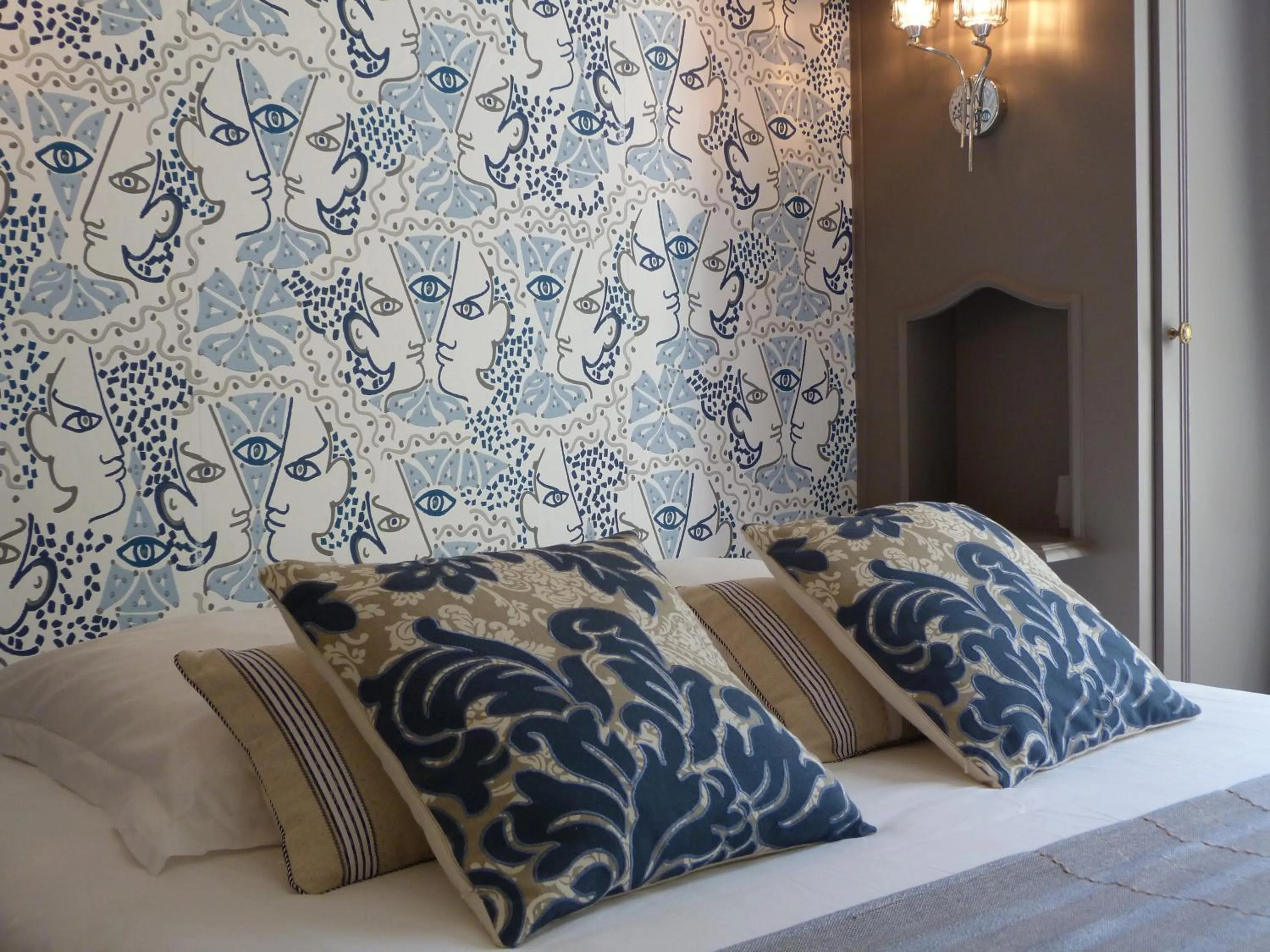 Decorative detail, Bed in Hôtel Le Bretagne