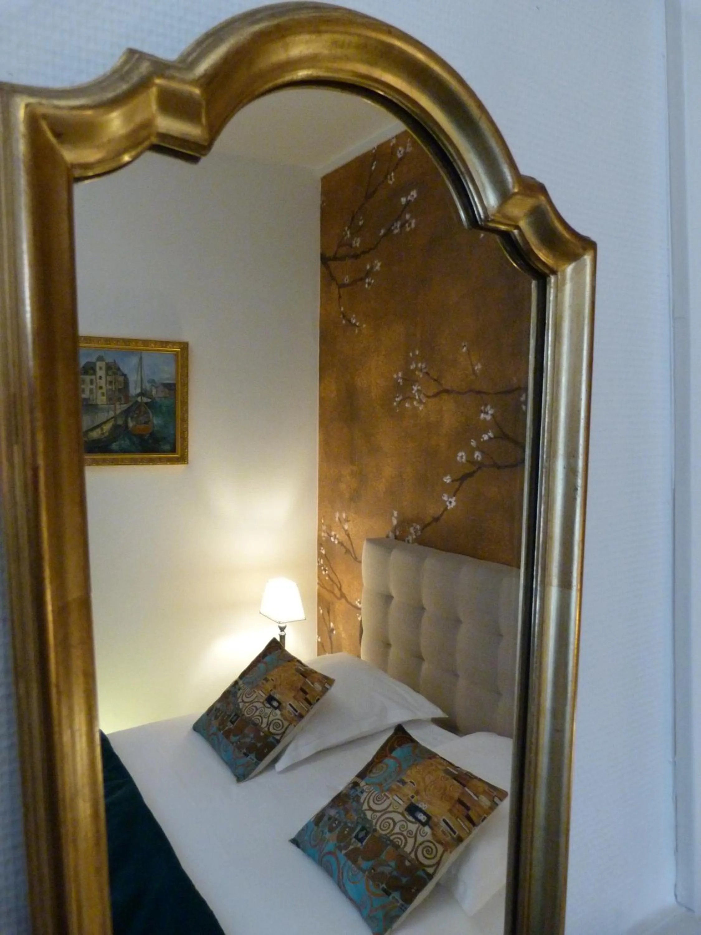 Decorative detail, Bed in Hôtel Le Bretagne
