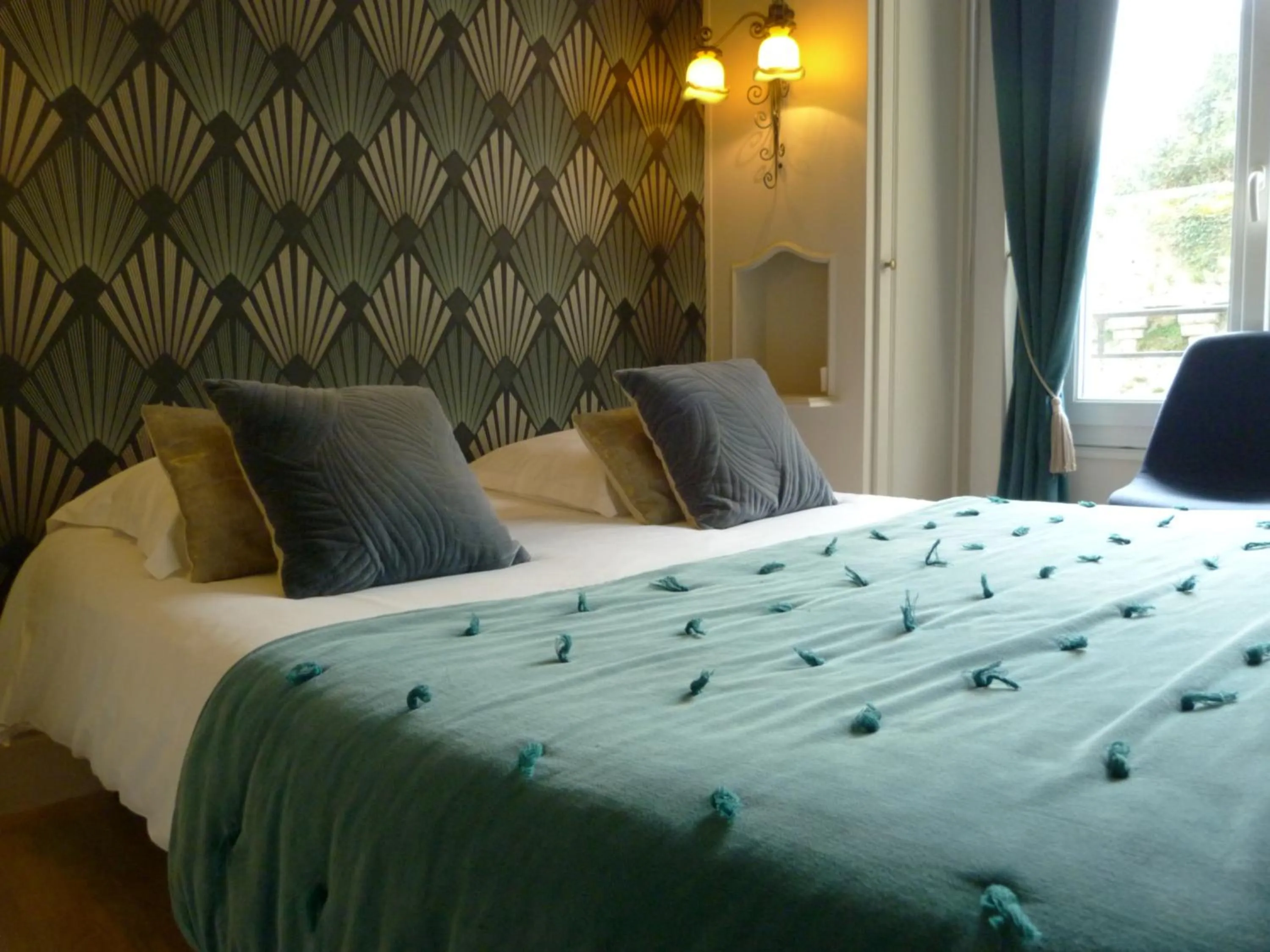 Bedroom, Bed in Hôtel Le Bretagne