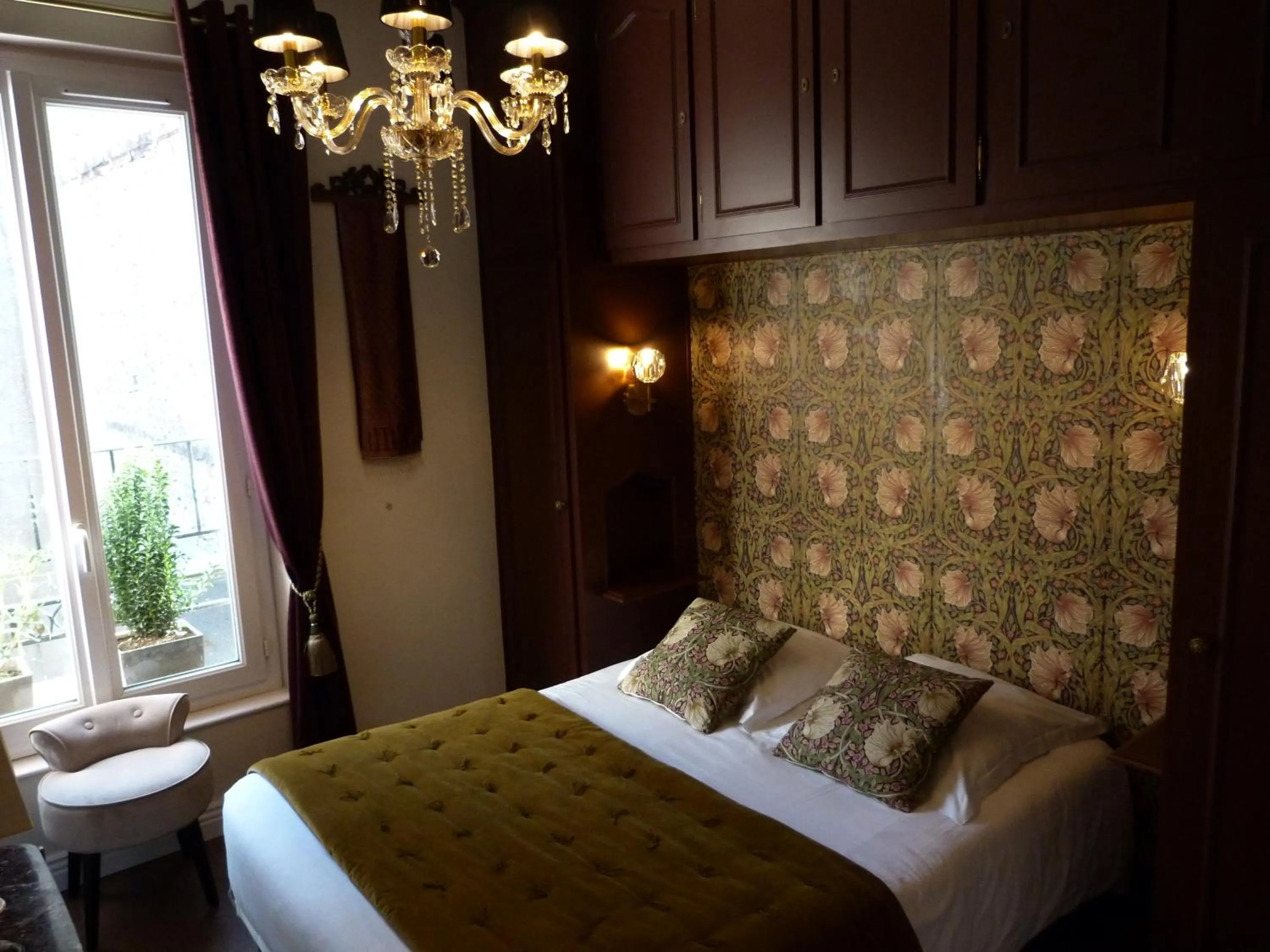 Bedroom, Bed in Hôtel Le Bretagne