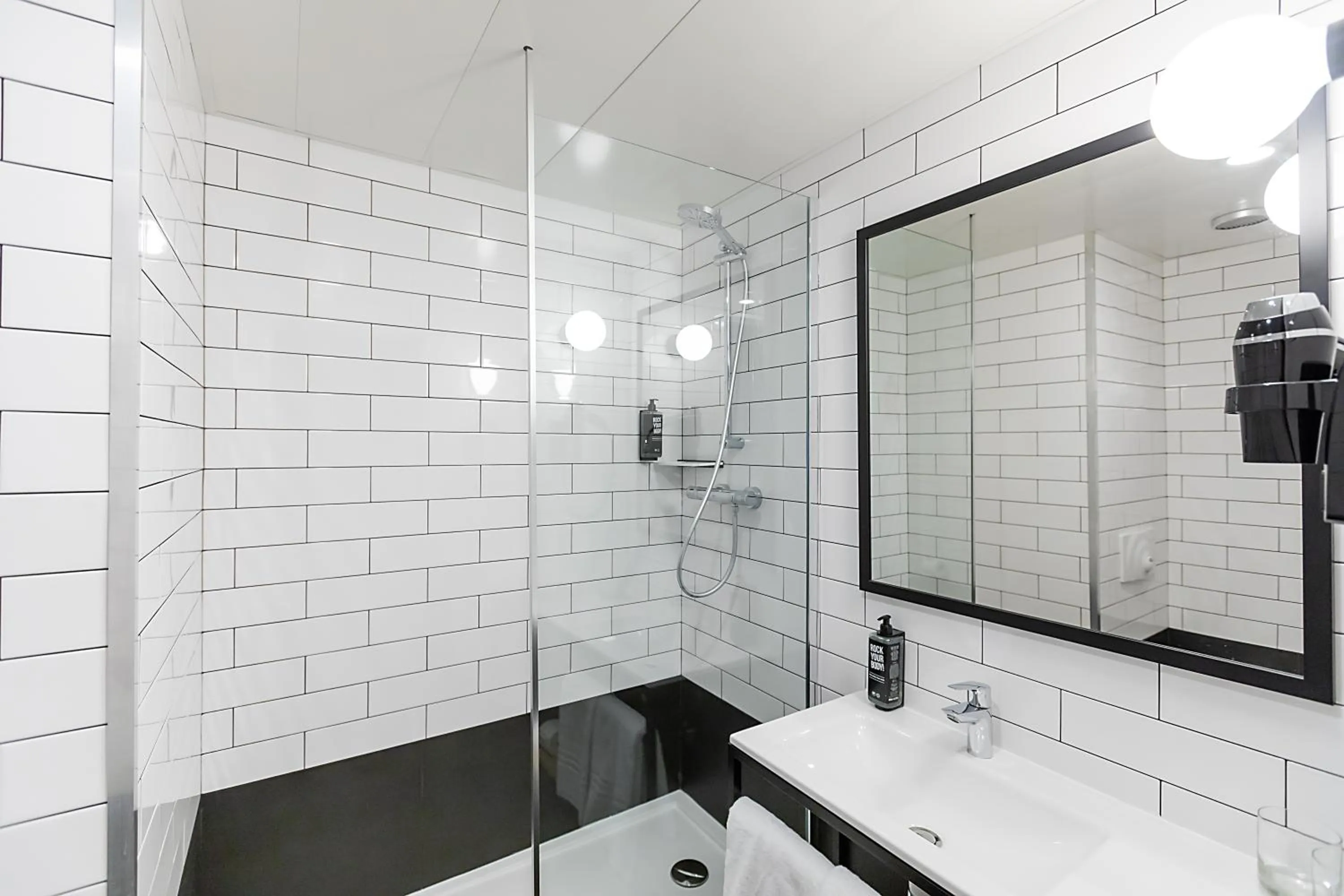 Shower in Hotel ibis Guimaraes