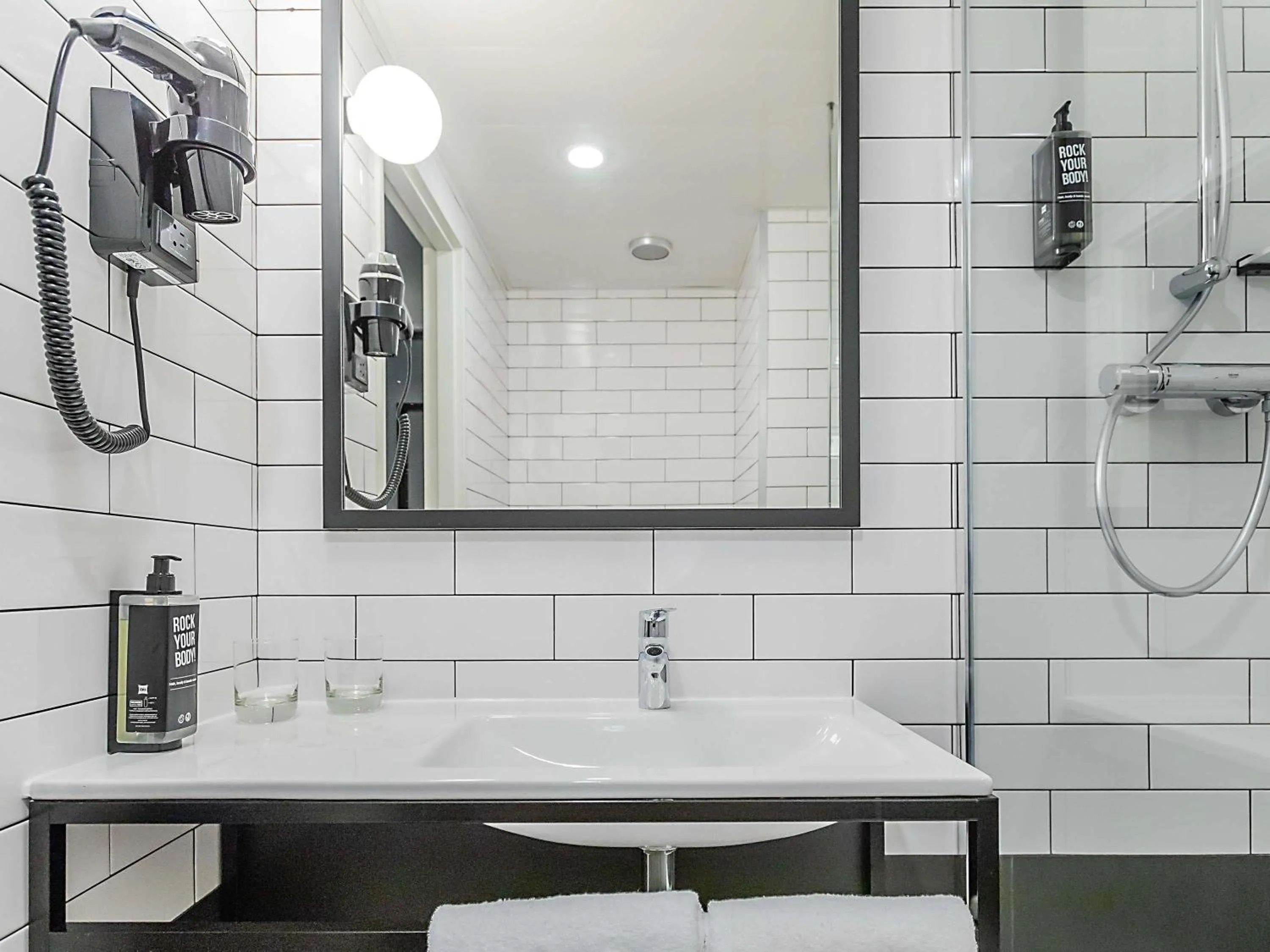 Bedroom in Hotel ibis Guimaraes