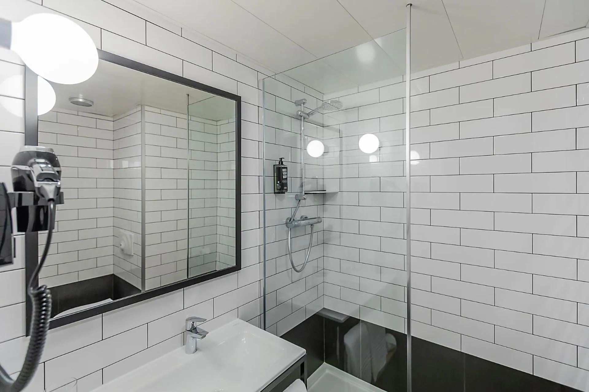 Bathroom in Hotel ibis Guimaraes