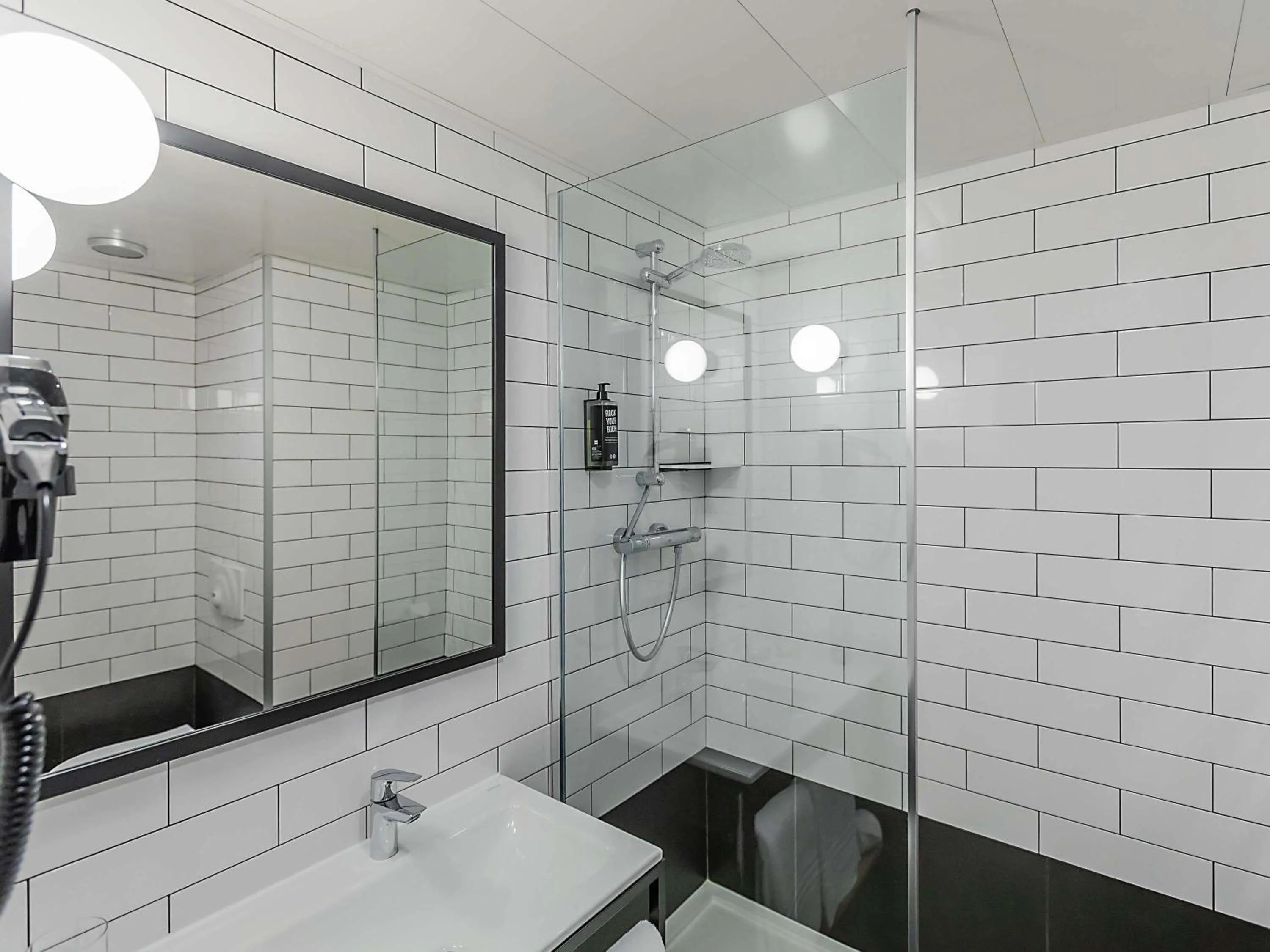 Bedroom in Hotel ibis Guimaraes