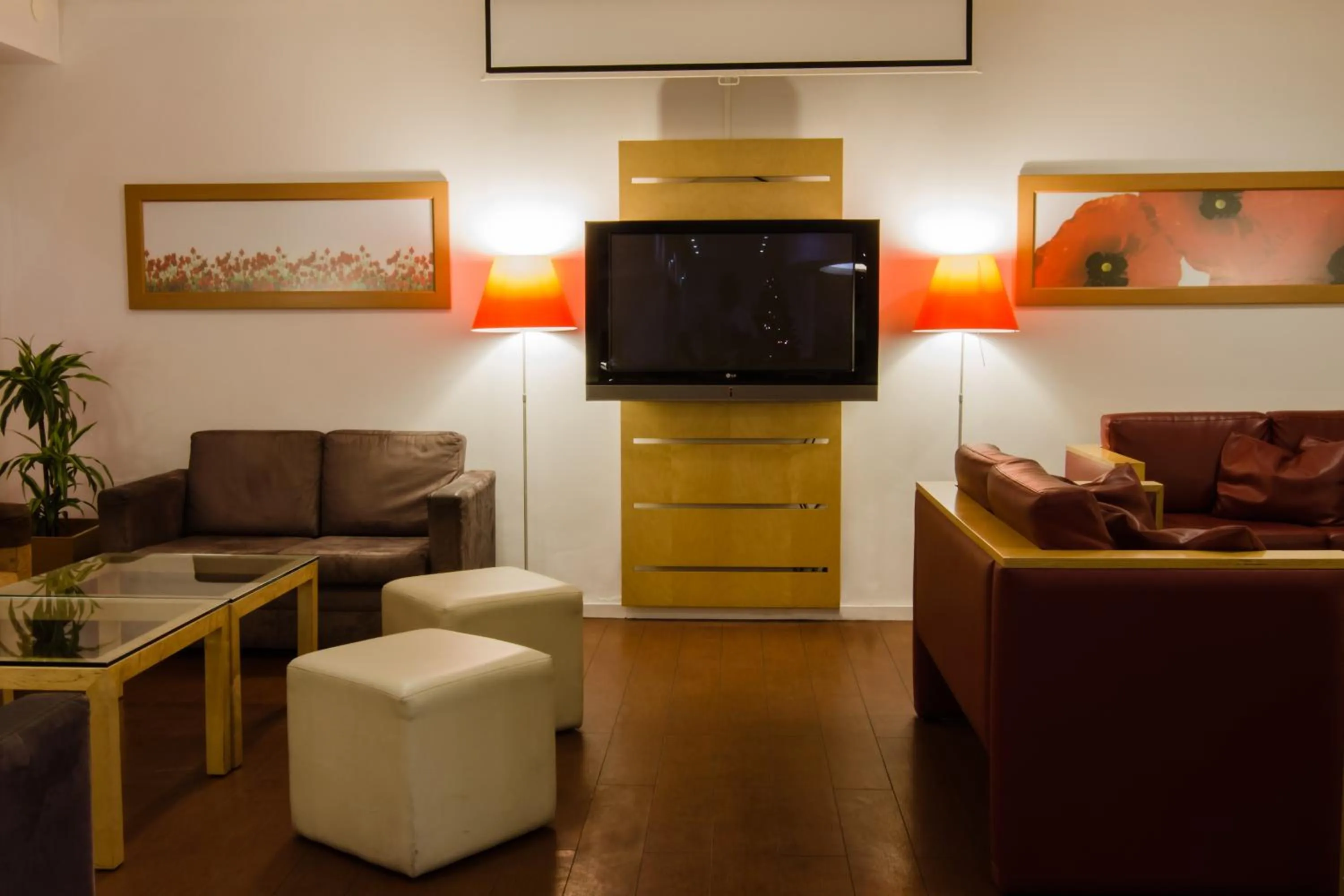 Communal lounge/ TV room in Hotel ibis Porto Sao Joao