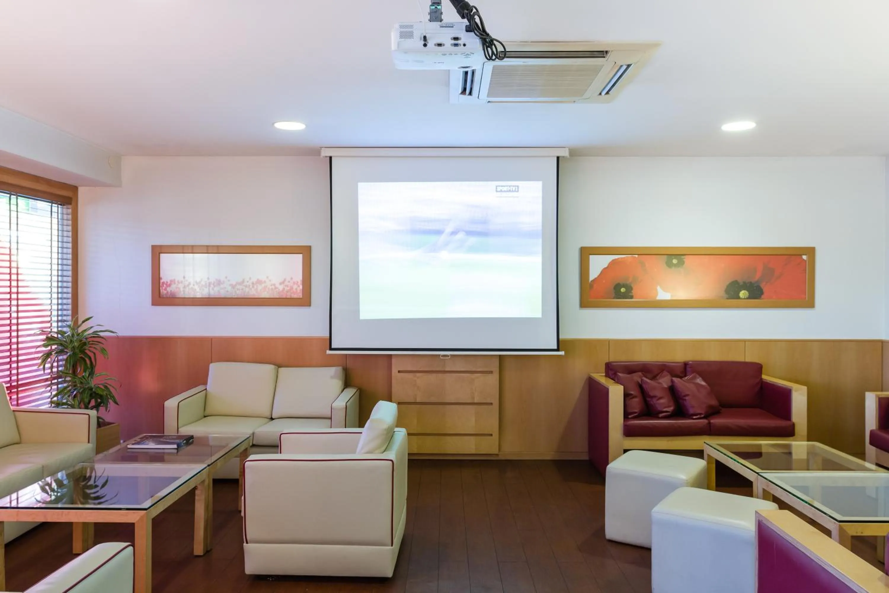 Communal lounge/ TV room in Hotel ibis Porto Sao Joao