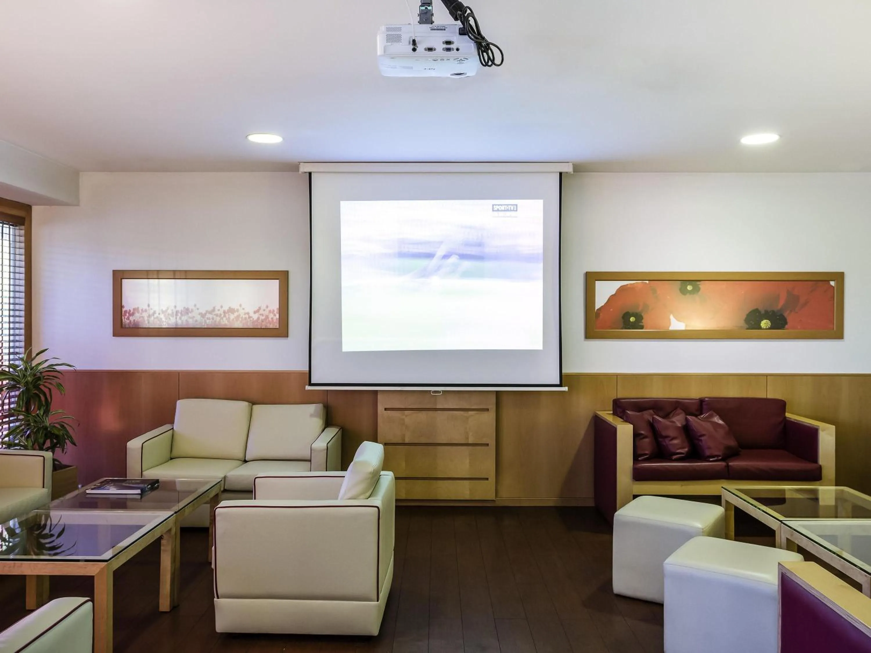 Restaurant/places to eat in Hotel ibis Porto Sao Joao