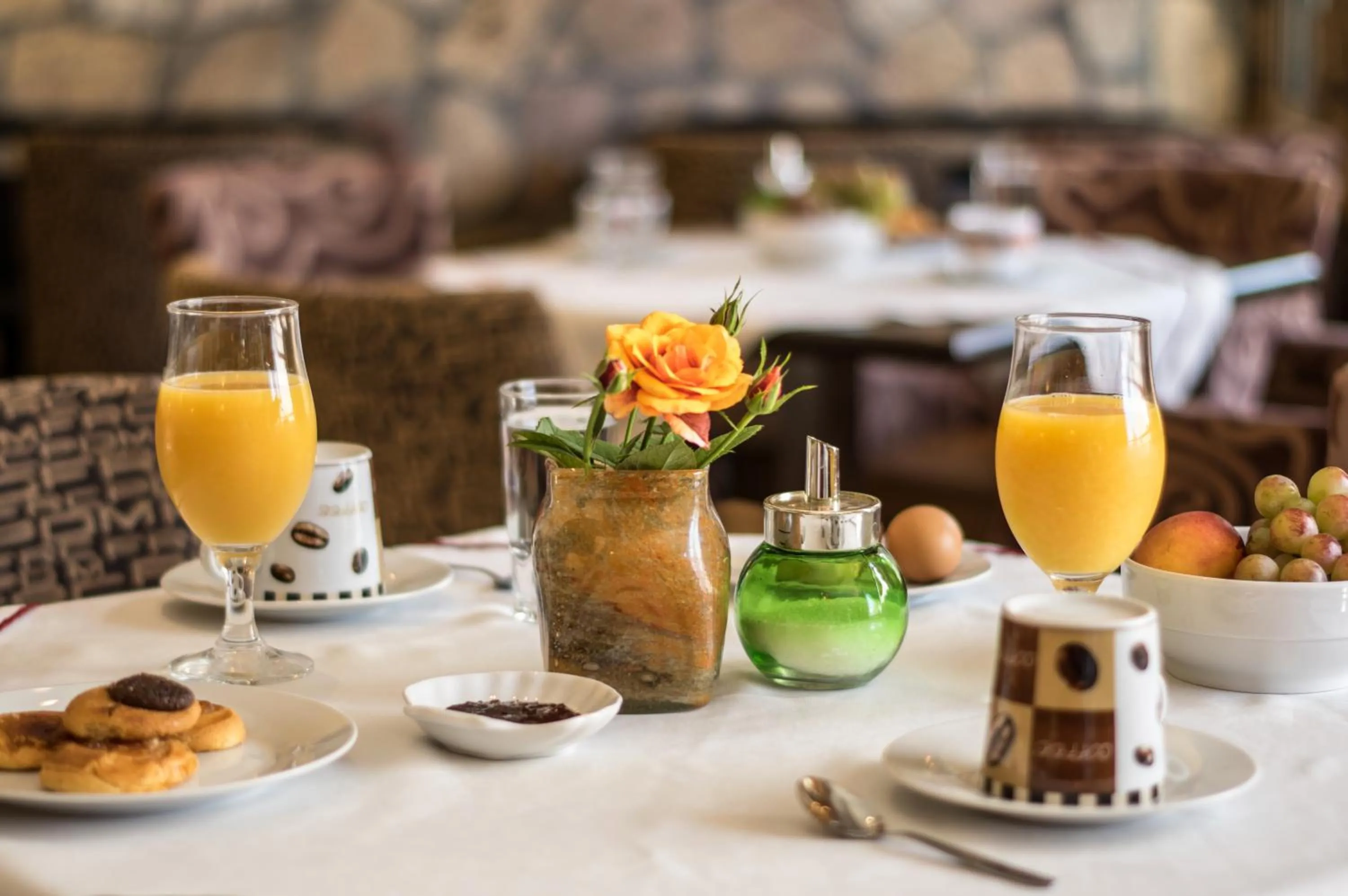 Restaurant/places to eat in 9 Queens Spa Hotel