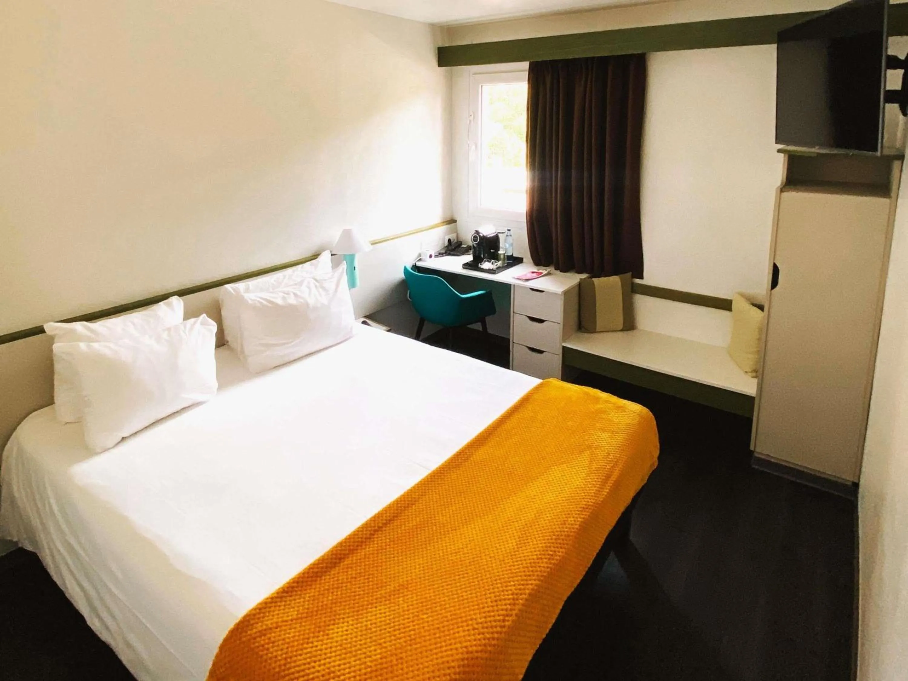 Bedroom, Bed in Hotel ibis Porto Sul Europarque