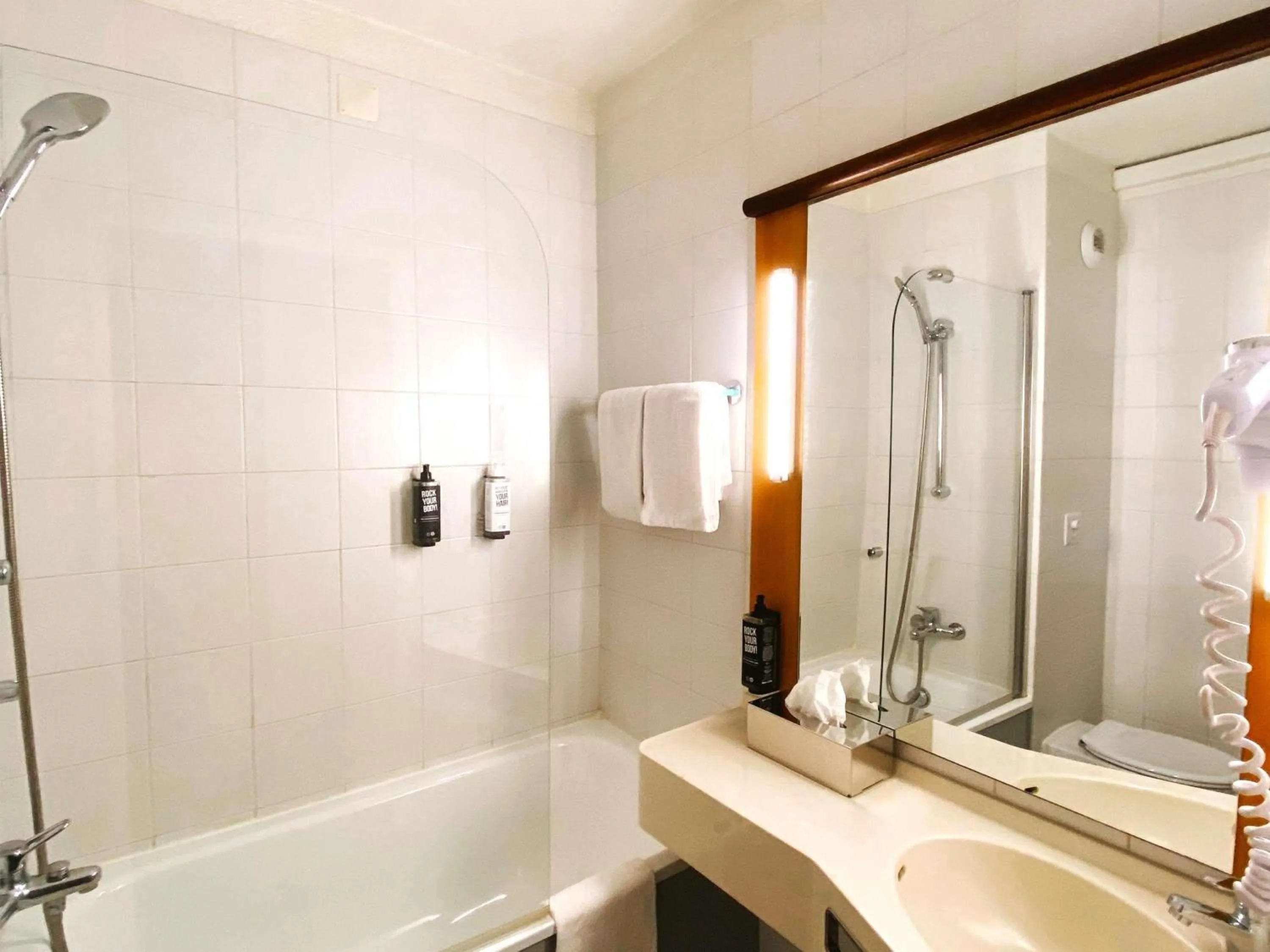 Bedroom in Hotel ibis Porto Sul Europarque