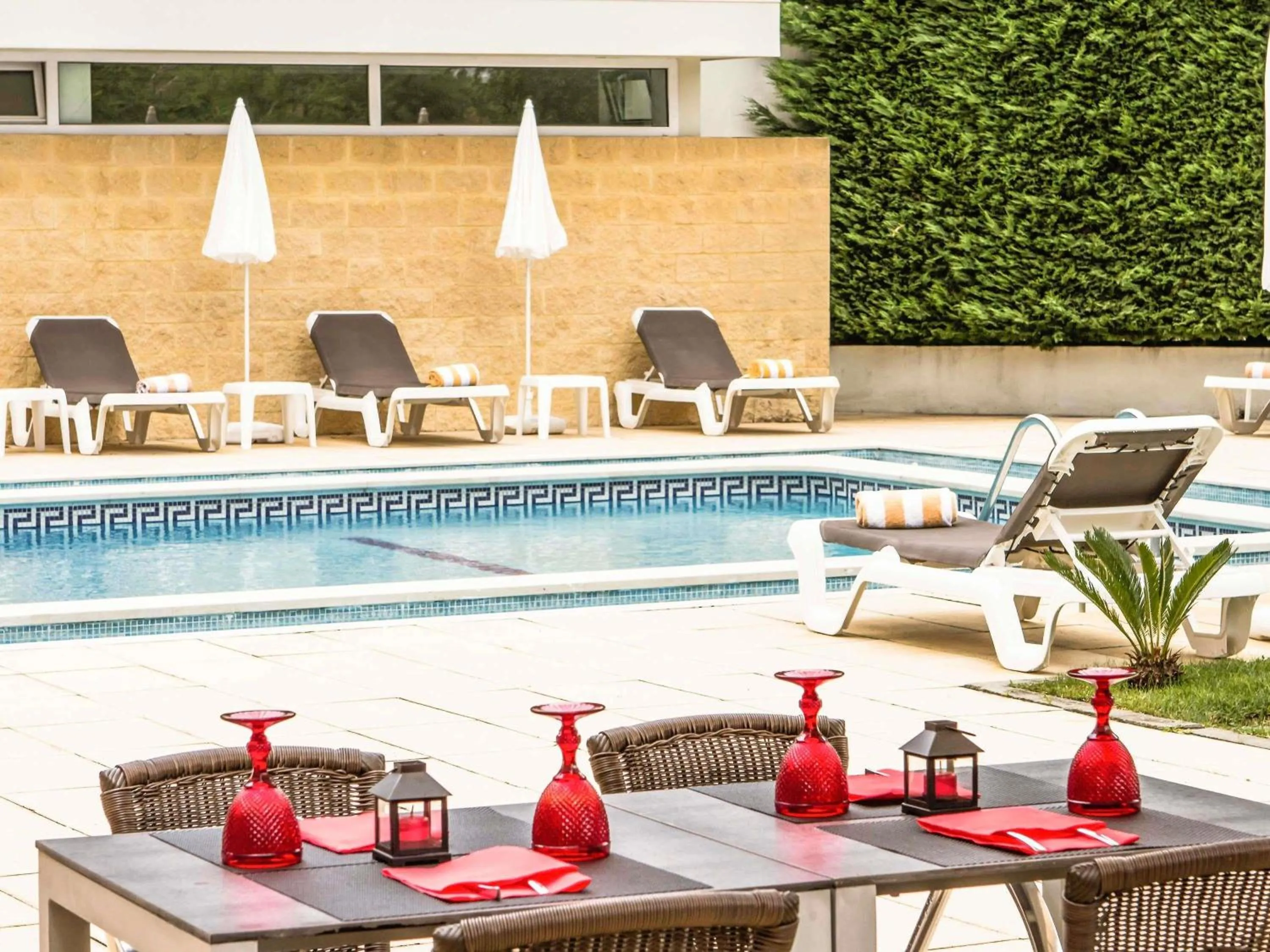 Pool view in Hotel ibis Porto Sul Europarque