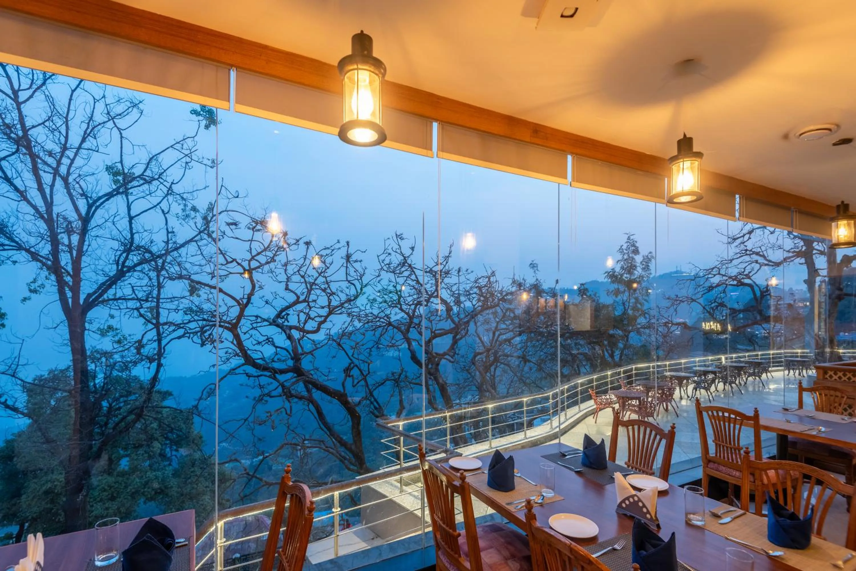 Restaurant/places to eat in Tulip Inn Green Castle Mall road