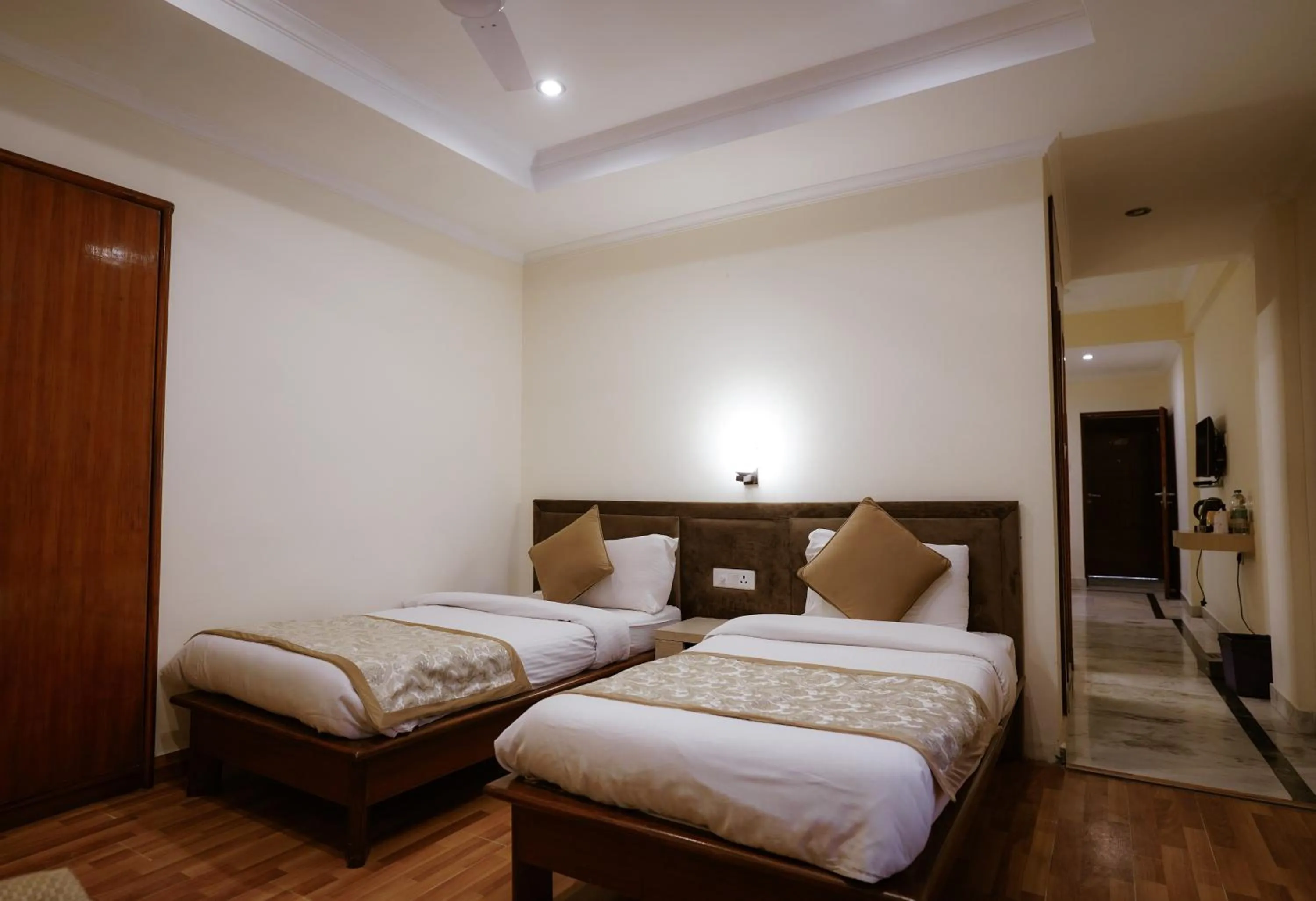 Bedroom, Bed in Tulip Inn Green Castle Mall road